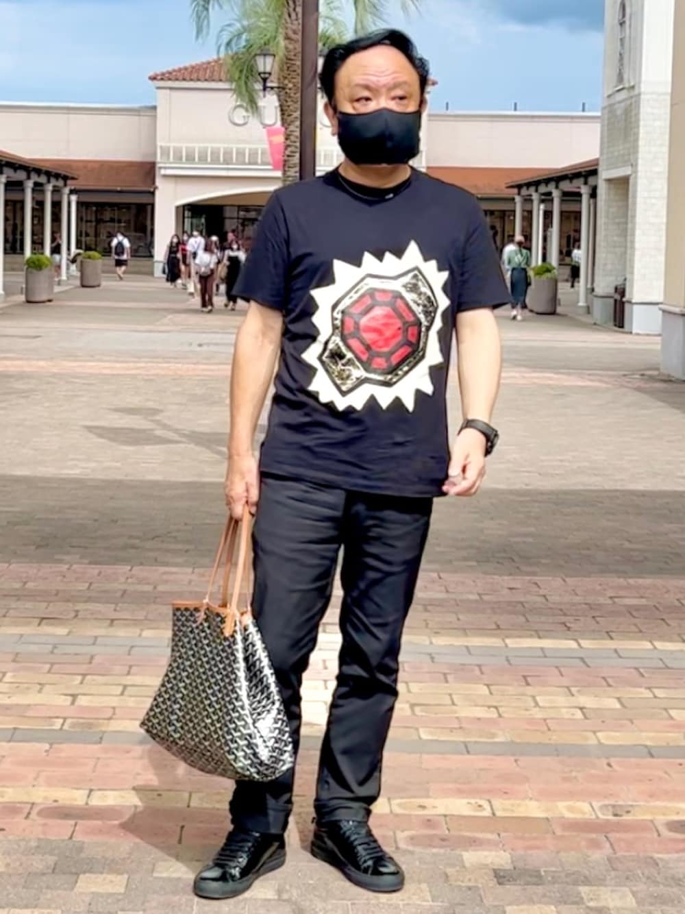 「メンズファッション、大人カジュアル、大人コーデ、Ｔシャツ、GIVENCHY、LOEWE、EDWIN、GOYARD」｜「LOEWEのアイテム（Tシャツ/カットソー、ブラック系）」を使った、かつさん（メンズ・174cm）の夏コーディネートの1枚目の写真