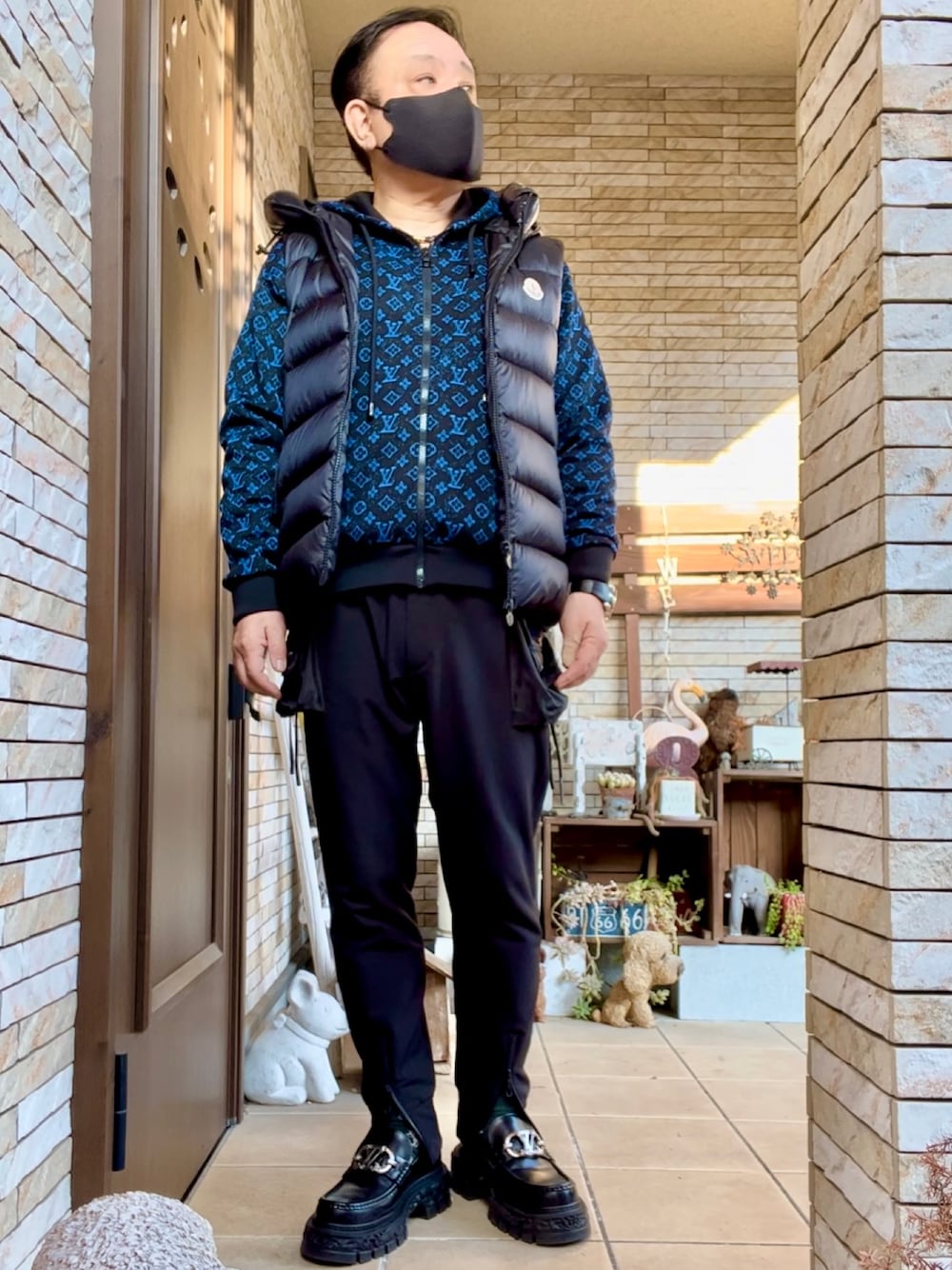 「大人カジュアル、休日スタイル、LOUIS  VUITTON、MONCLER、Estnation」｜「LOUIS VUITTONのアイテム（パーカー、ブルー系）」を使った、かつさん（メンズ・174cm）の冬コーディネートの1枚目の写真