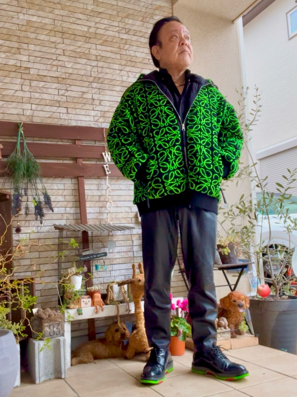 「おでかけコーデ、冬、LOEWE、VERSACE、LOUIS  VUITTON、H&M、オトナカジュアル」｜「LOEWEのアイテム（マウンテンパーカー、ブラック系）」を使った、かつさん（メンズ・174cm）の冬コーディネートの1枚目の写真