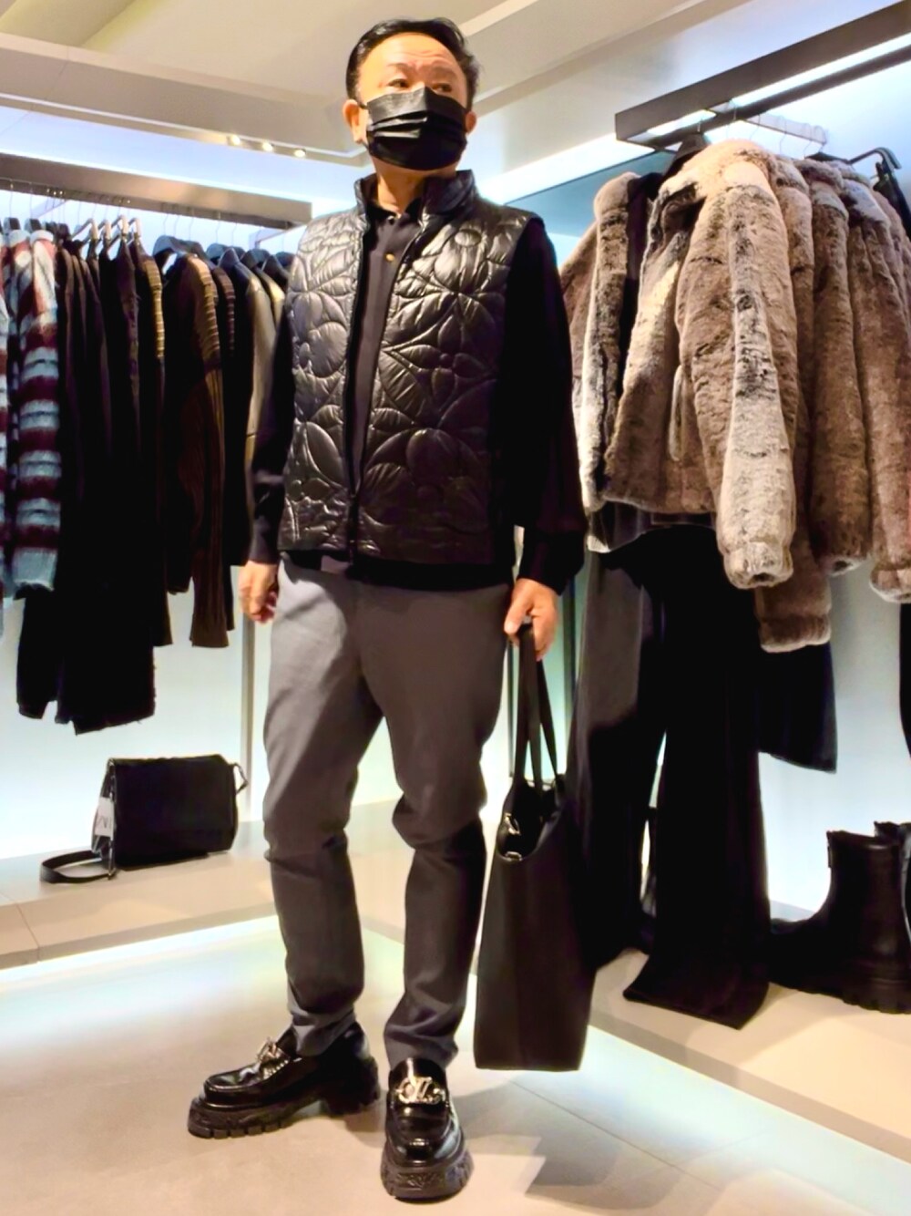 「大人コーデ、冬コーデ、LOUIS  VUITTON、ZARA、CULLNI」｜「LOUIS VUITTONのアイテム（ダウンベスト、ブラック系）」を使った、かつさん（メンズ・174cm）の秋コーディネートの1枚目の写真