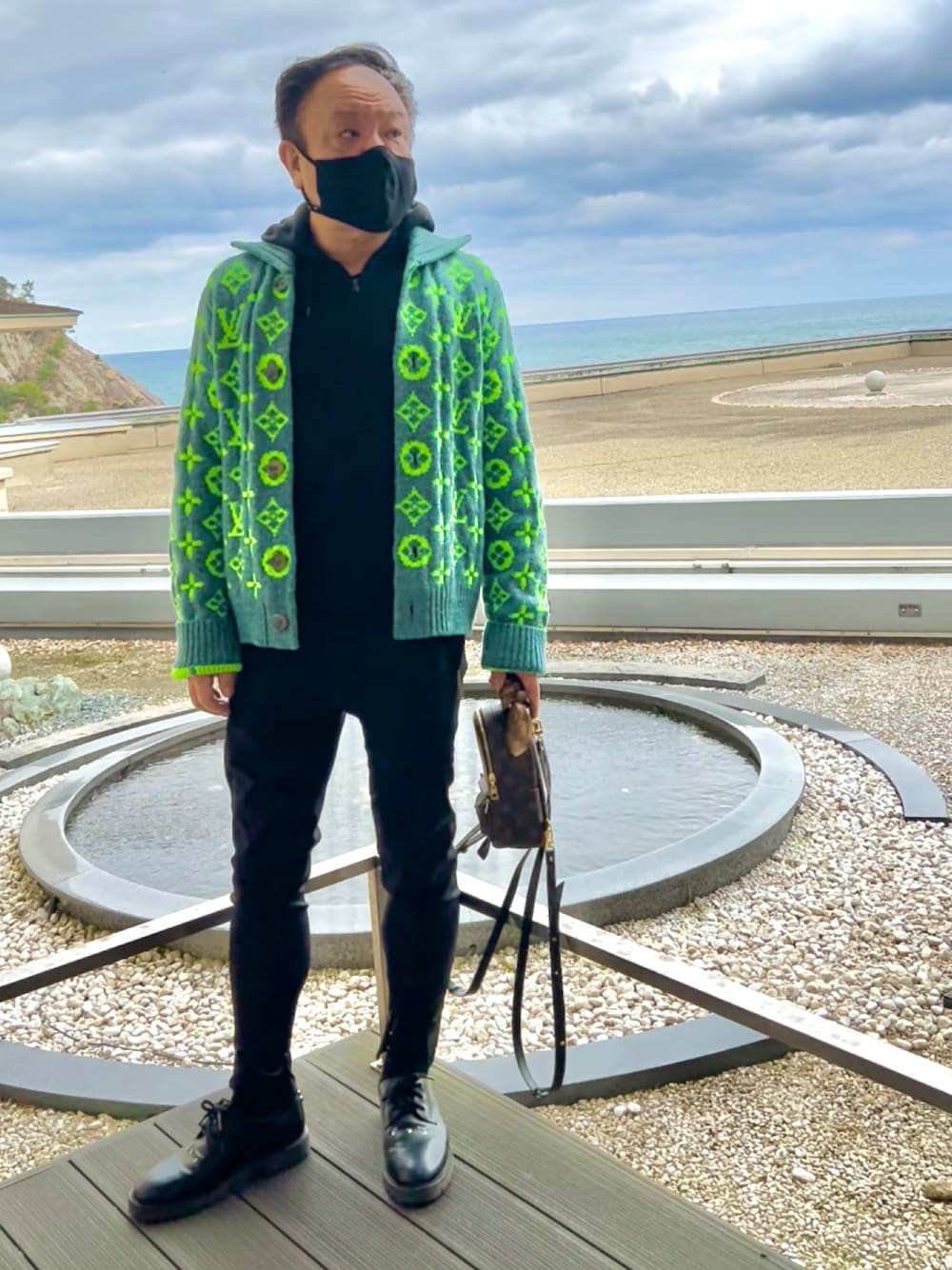 「きれいめカジュアル、秋コーデ、LOUIS  VUITTON、OFF-WHITE、秋冬コーデ、ニットコーデ、ZARA」｜「LOUIS VUITTONのアイテム（その他アウター、グリーン系）」を使った、かつさん（メンズ・174cm）の秋コーディネートの1枚目の写真