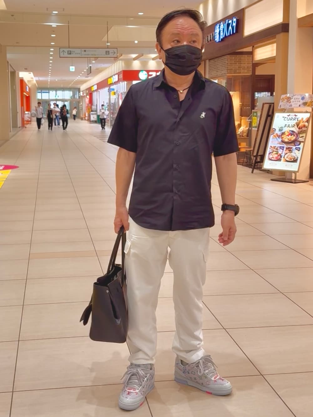 「メンズコーデ、モノトーンコーデ、厚底シューズ、LOUIS  VUITTON、agnes b.、H&M、BALENCIAGA」｜「LOUIS VUITTONのアイテム（スニーカー、グレー系）」を使った、かつさん（メンズ・174cm）の夏コーディネートの1枚目の写真