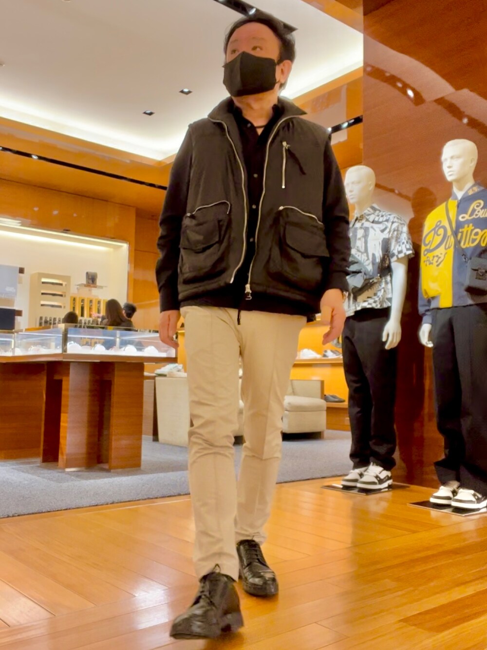 「春服デビュー宣言、GRAMICCI、ZARA、Dior、DOLCE&GABBANA、カジュアルコーデ、大人コーデ、オトナカジュアル、きれいめカジュアル」｜「Diorのアイテム（シャツ/ブラウス、ブラック系）」を使った、かつさん（メンズ・174cm）の春コーディネートの1枚目の写真