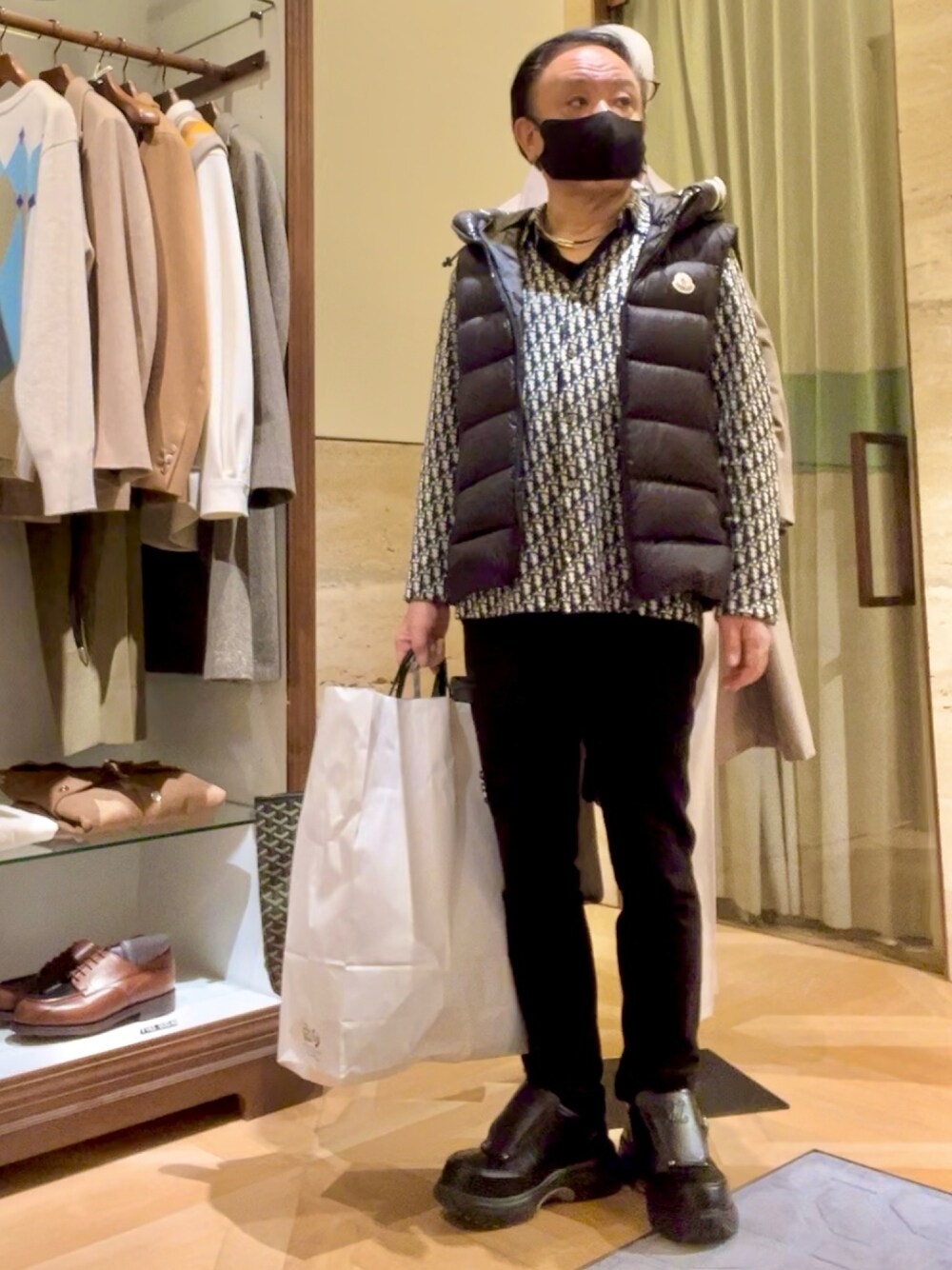 「カジュアルコーデ、オトナカジュアル、Dior、MONCLER、AZUL by moussy、LOUIS  VUITTON」｜「Diorのアイテム（シャツ/ブラウス、ブルー系）」を使った、かつさん（メンズ・174cm）の冬コーディネートの1枚目の写真