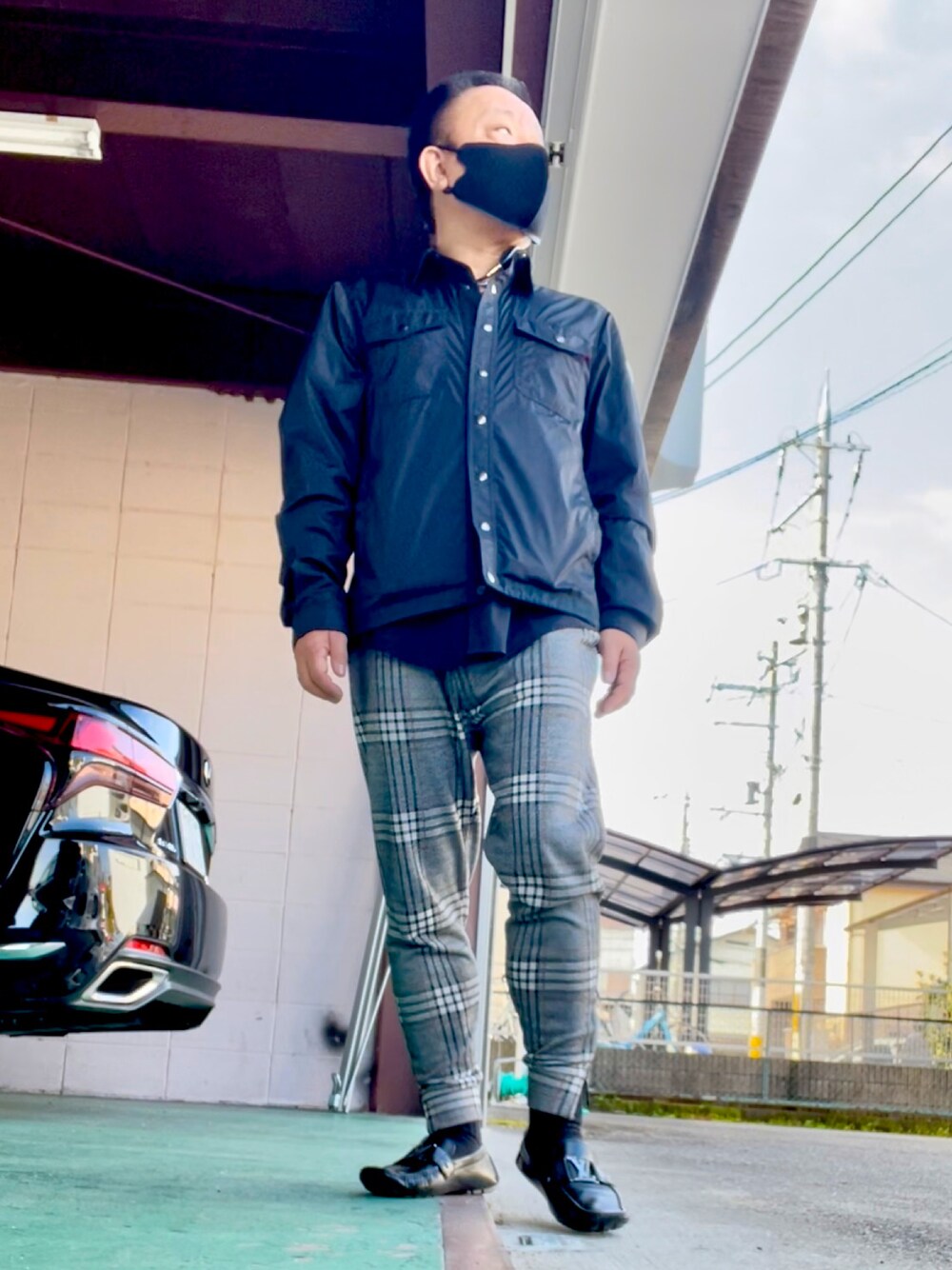 「大人コーデ、春アウター、MONCLER、DIESEL、ZARA、LOUIS  VUITTON」｜「MONCLERのアイテム（ナイロンジャケット、ブラック系）」を使った、かつさん（メンズ・174cm）の春コーディネートの1枚目の写真