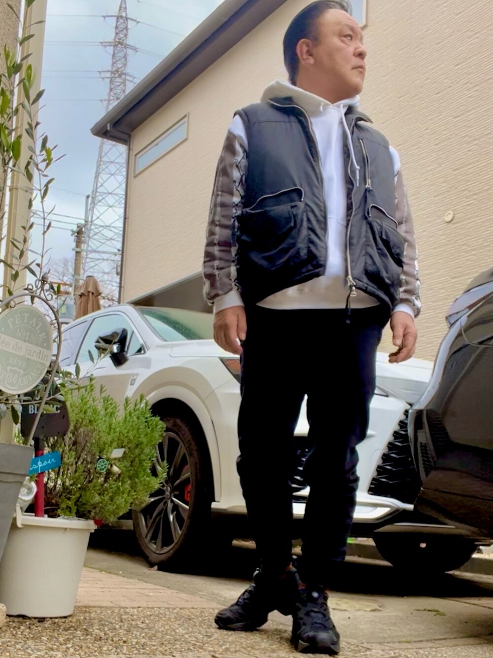 「冬を彩る色いろコーデ、Noma t.d、ZARA、リーボック(Reebok)、ユニクロ、パーカー、パイソン柄」｜「ZARAのアイテム（ダウンベスト、ブラック系）」を使った、かつさん（メンズ・174cm）の春コーディネートの1枚目の写真