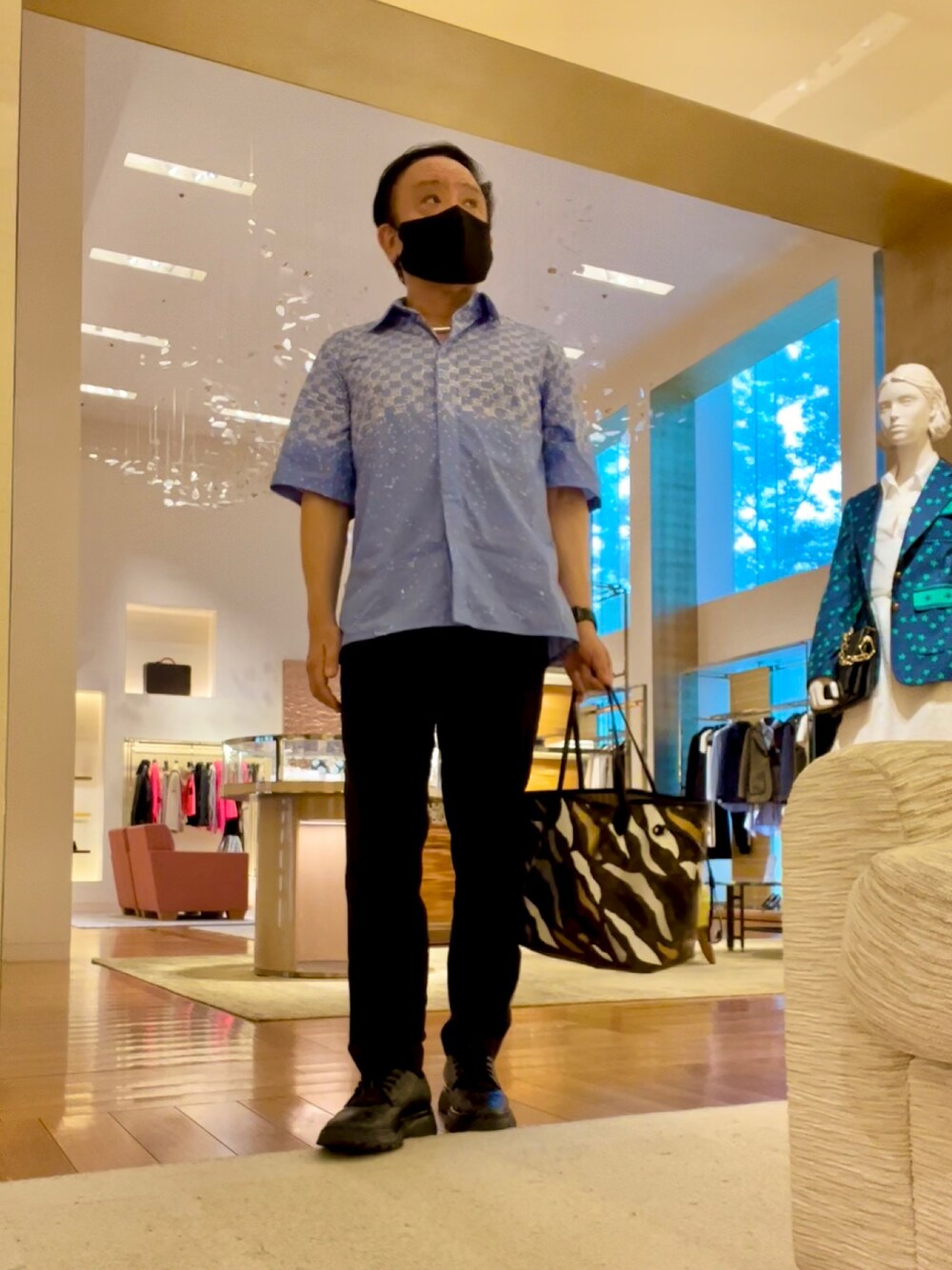 「大人カジュアル、SHISKY、LOUIS  VUITTON」｜「LOUIS VUITTONのアイテム（シャツ/ブラウス、ブルー系）」を使った、かつさん（メンズ・174cm）の夏コーディネートの1枚目の写真