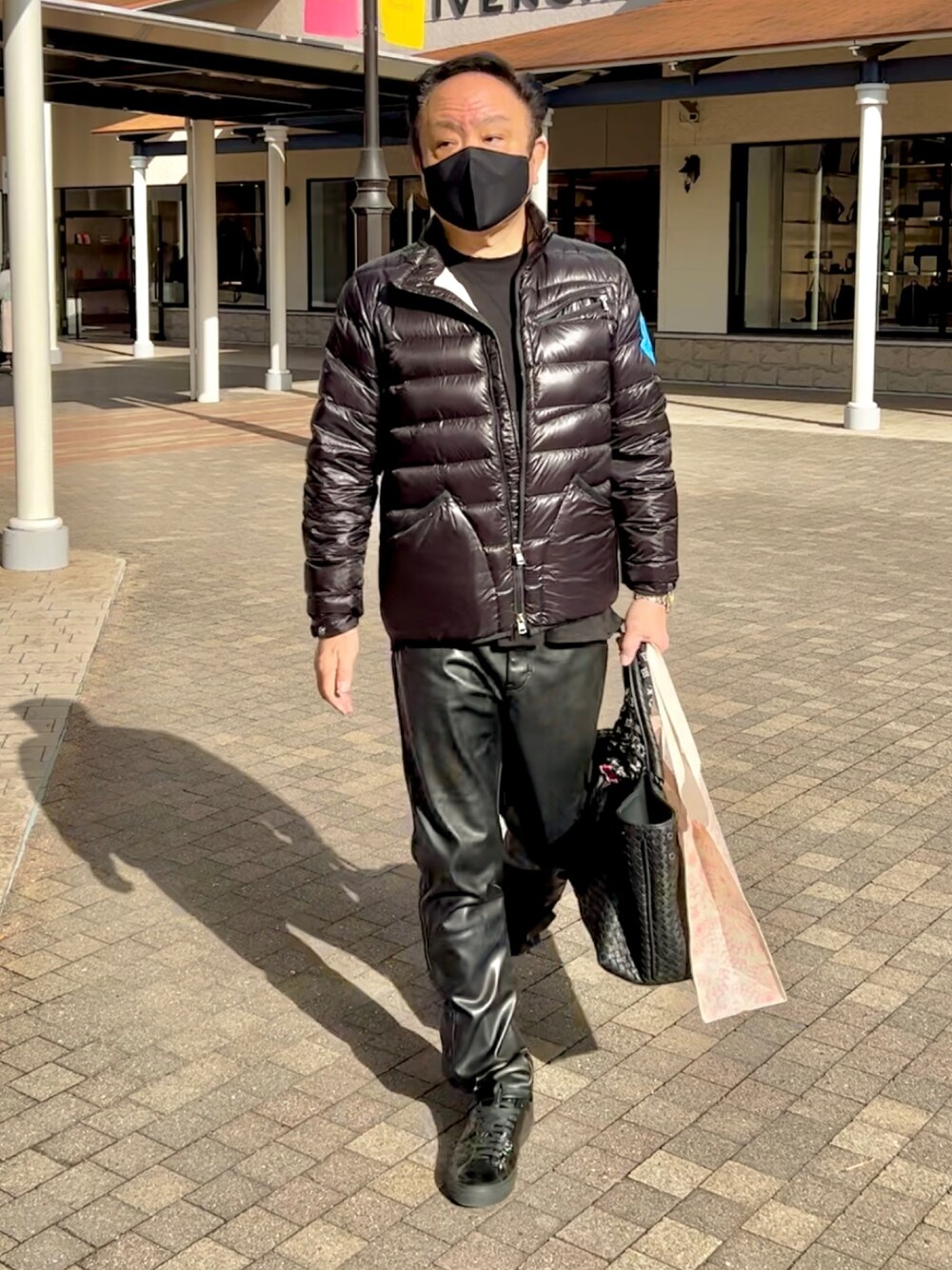 「きれいめカジュアル、大人カジュアル、フェイクレザー、ZARA、MONCLER、DIESEL、GIVENCHY、BOTTEGA VENETA、クリスマスに着たい服、メリークリスマス」｜「ZARAのアイテム（その他パンツ、ブラック系）」を使った、かつさん（メンズ・174cm）の冬コーディネートの1枚目の写真