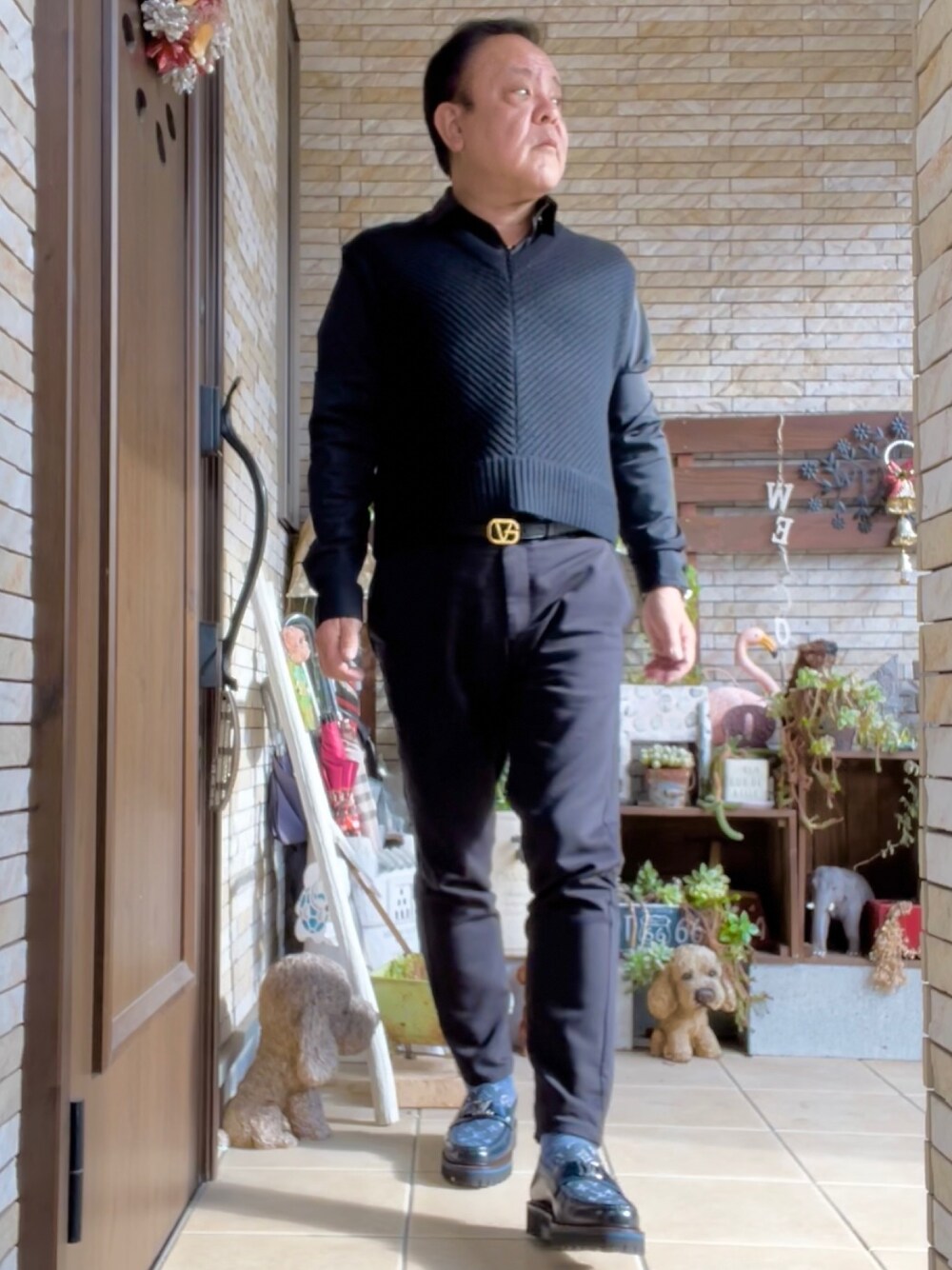 「オトナカジュアル、きれいめカジュアル、ベスト、MR.GENTLEMAN、DIESEL、LOUIS  VUITTON、VERSACE」｜「MR.GENTLEMANのV-NECK SHOT KNIT VEST（ベスト、ブラック系）」を使った、かつさん（メンズ・174cm）の冬コーディネートの1枚目の写真