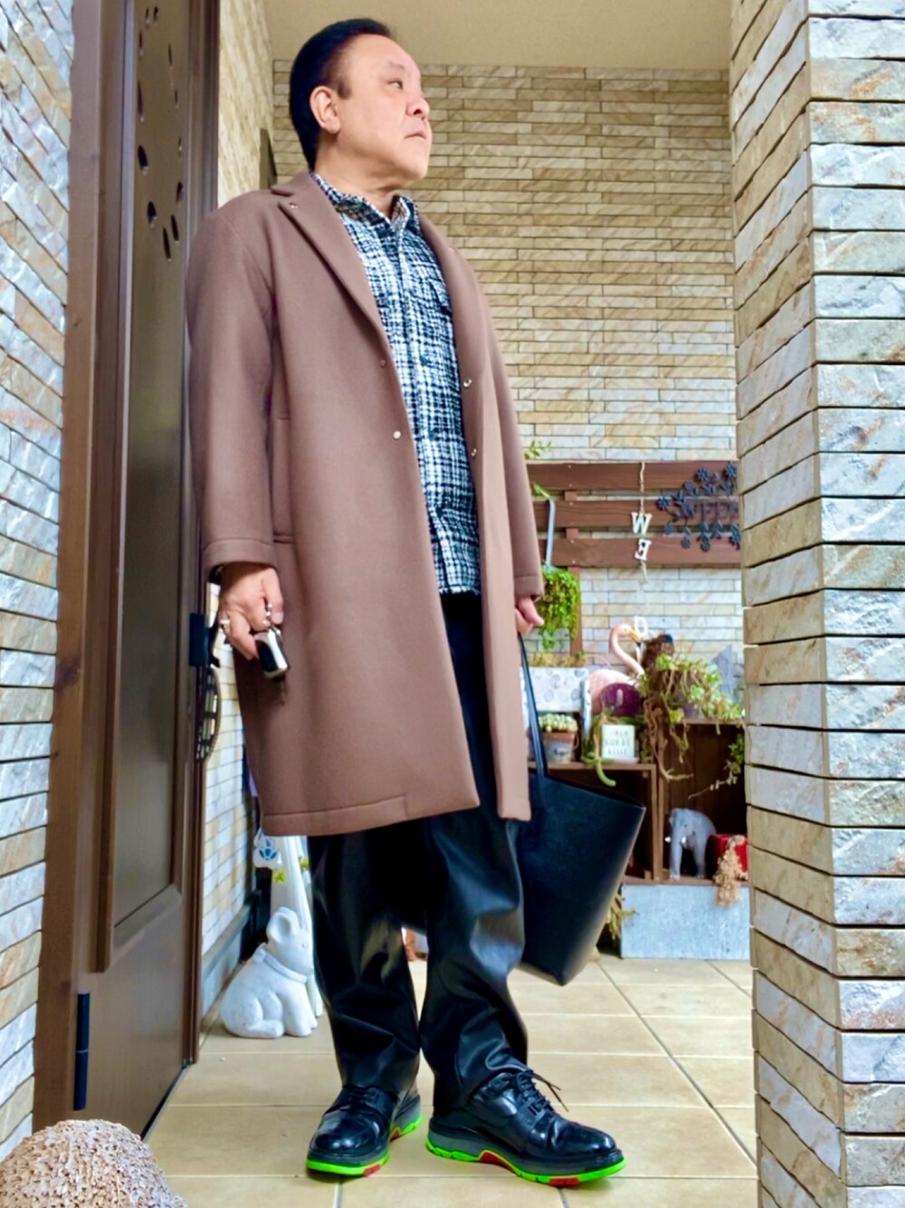 「大人コーデ、冬アウター、UNITED TOKYO、LOUIS  VUITTON、VERSACE、ZARA」｜「UNITED TOKYOのアイテム（ピーコート、ベージュ系）」を使った、かつさん（メンズ・174cm）の冬コーディネートの1枚目の写真