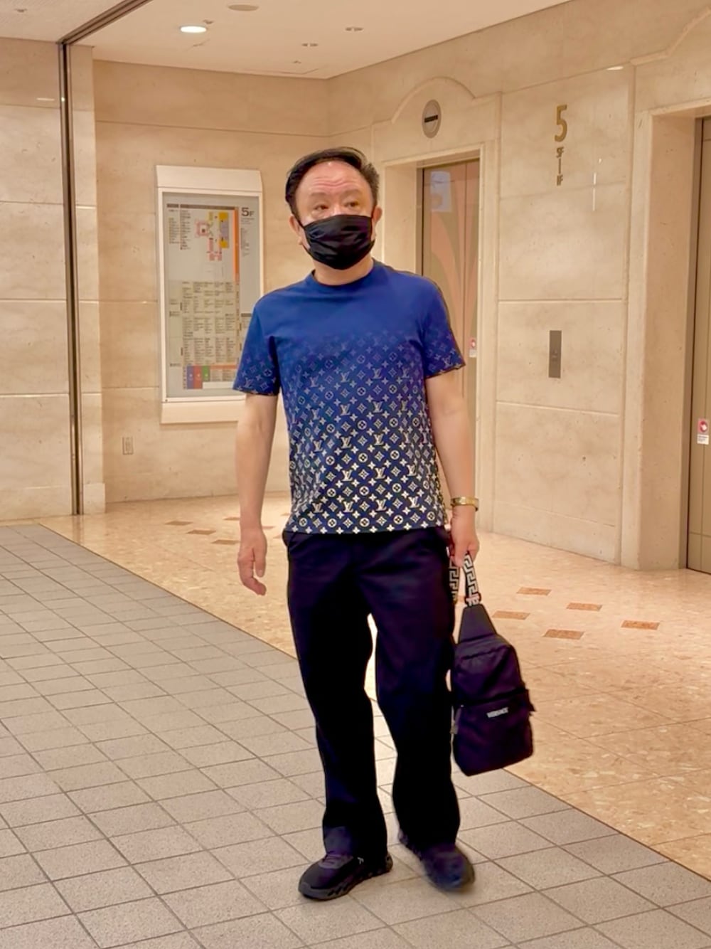 「夏コーデ、ZARA、オトナカジュアル、LOUIS  VUITTON、LOEWE、ファッションを楽しもう」｜「LOUIS VUITTONのアイテム（Tシャツ/カットソー、ブルー系）」を使った、かつさん（メンズ・174cm）の夏コーディネートの1枚目の写真