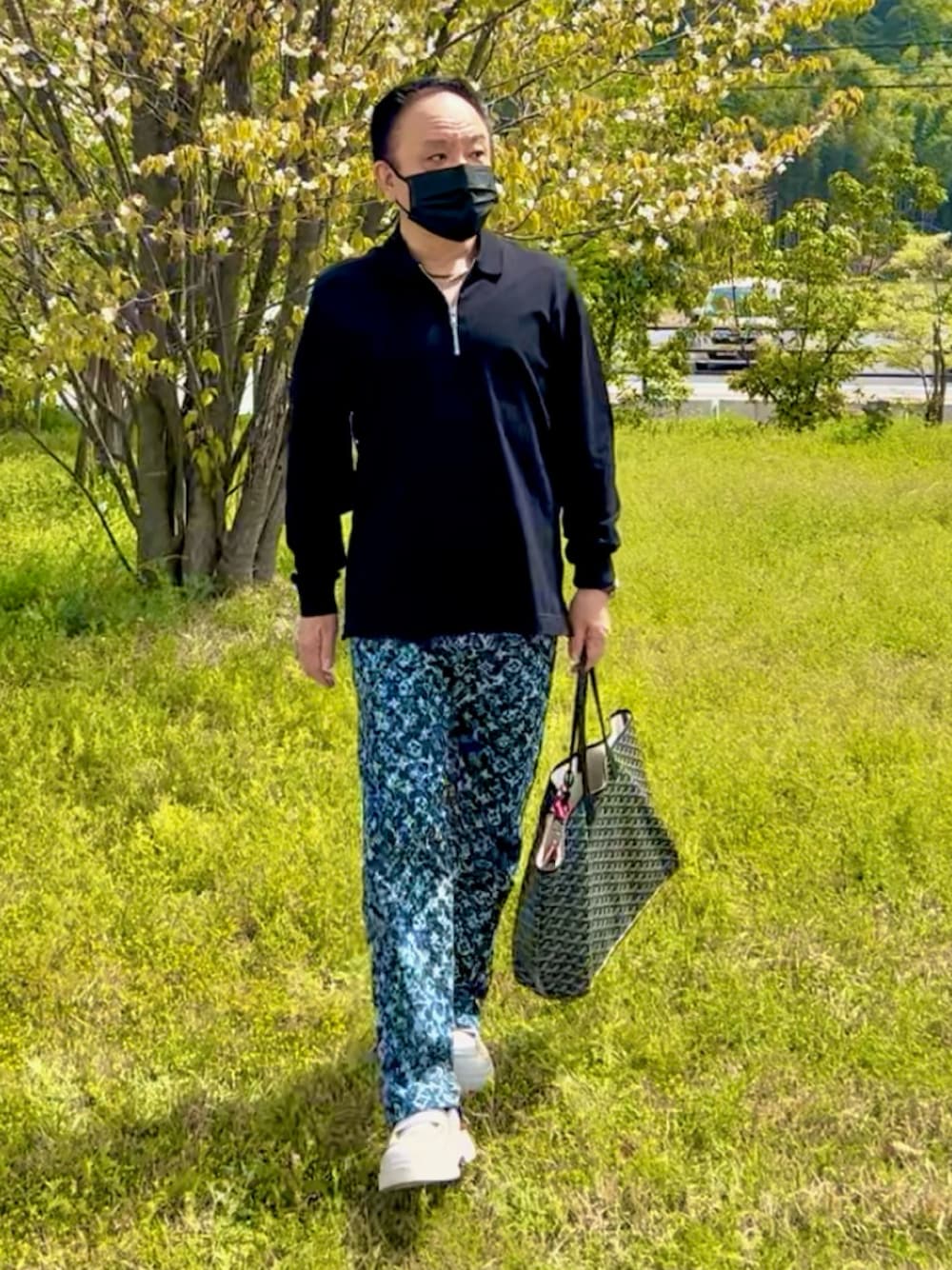 「メンズファッション、大人カジュアル、メンズコーデ、春、ファッションを楽しもう、H&M、GIVENCHY、LOUIS  VUITTON」｜「LOUIS VUITTONのアイテム（デニムパンツ、ブルー系）」を使った、かつさん（メンズ・174cm）の春コーディネートの1枚目の写真
