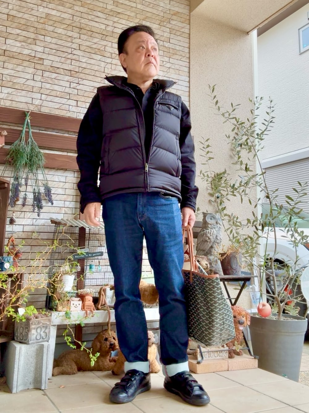 「デニム、きれいめカジュアル、PRADA、ZARA、EDWINジャージーズ」｜「PRADAのアイテム（スニーカー、ブラック系）」を使った、かつさん（メンズ・174cm）の春コーディネートの1枚目の写真