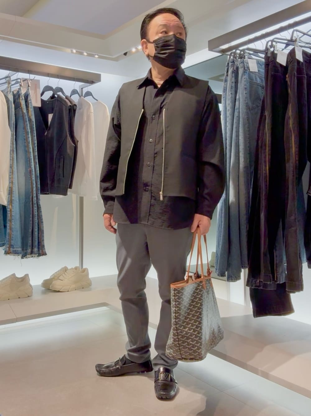 「春コーデ、オトナカジュアル、ZARA、AZUL by moussy、LOUIS  VUITTON」｜「ZARAのアイテム（シャツ/ブラウス、ブラック系）」を使った、かつさん（メンズ・174cm）の春コーディネートの1枚目の写真