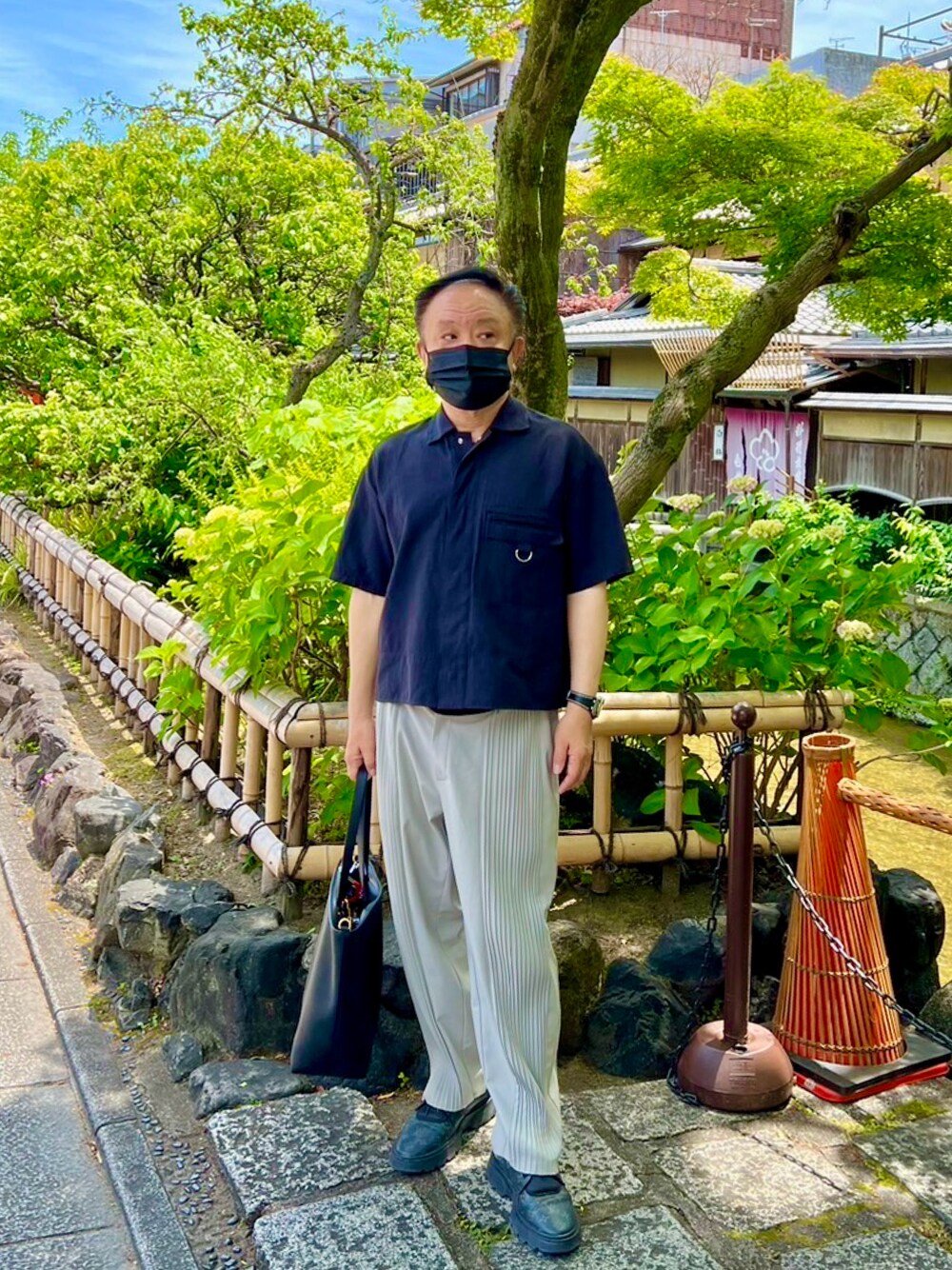 「きれいめカジュアル、COLUMN、LOUIS  VUITTON、UNITEDTOKYO」｜「COLUMNのアイテム（シャツ/ブラウス、ブラック系）」を使った、かつさん（メンズ・174cm）の春コーディネートの1枚目の写真