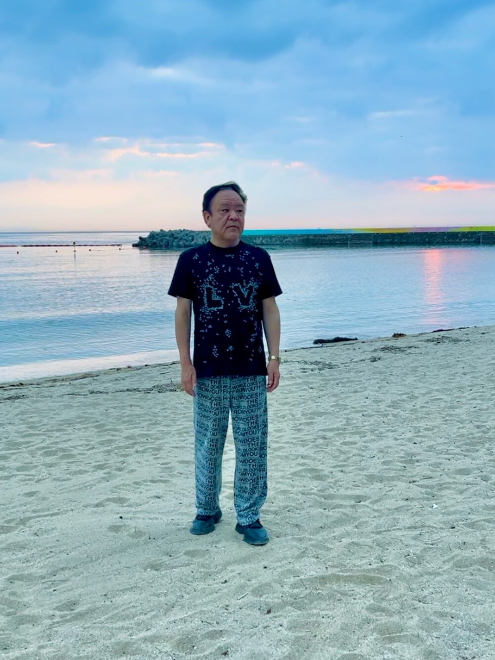 「夏コーデ、休日スタイル、gelato pique、LOUIS  VUITTON」｜「LOUIS VUITTONのアイテム（Tシャツ/カットソー、ブラック系）」を使った、かつさん（メンズ・174cm）の夏コーディネートの1枚目の写真
