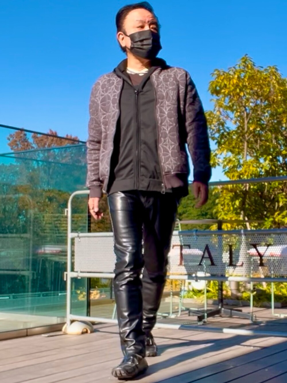 「最近のいい感じコーデ、ZARA、H&M、LOUIS  VUITTON、キレイめ、メンズコーデ」｜「LOUIS VUITTONのアイテム（その他アウター、グレー系）」を使った、かつさん（メンズ・174cm）の冬コーディネートの1枚目の写真