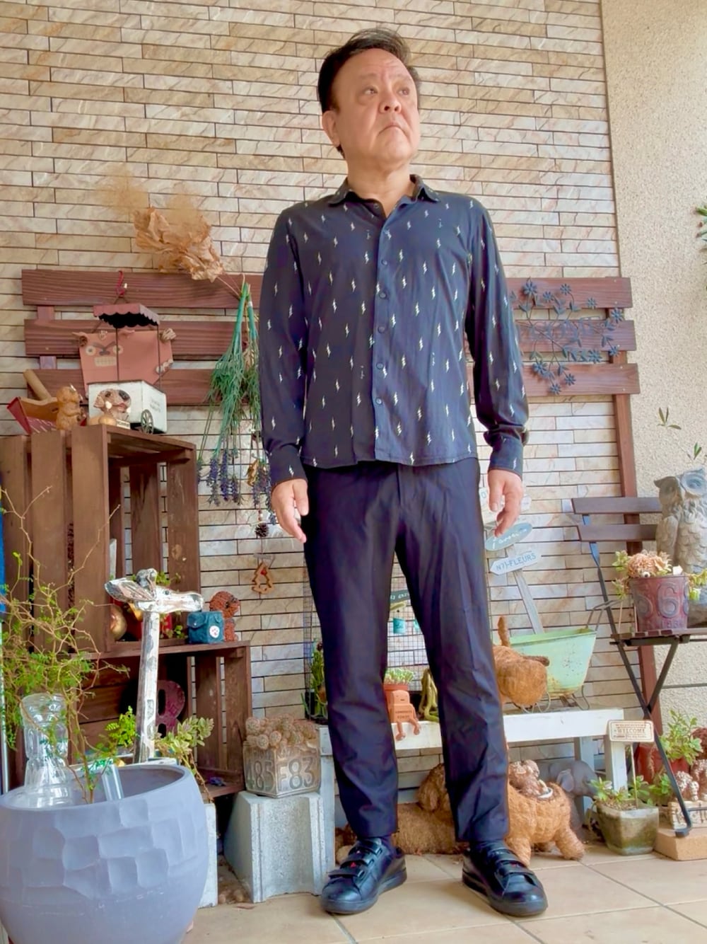 ブラック系のシャツ/ブラウス、ブラック系のその他パンツ、ブラック系のスニーカーを着用したメンズの秋コーディネートの1枚目の写真