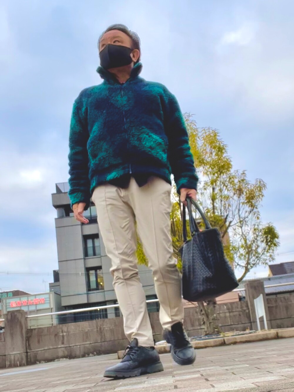 「カジュアルコーデ、GRAMICCI、LOUIS  VUITTON、きれいめカジュアル」｜「LOUIS VUITTONのアイテム（その他アウター、グリーン系）」を使った、かつさん（メンズ・174cm）の冬コーディネートの1枚目の写真