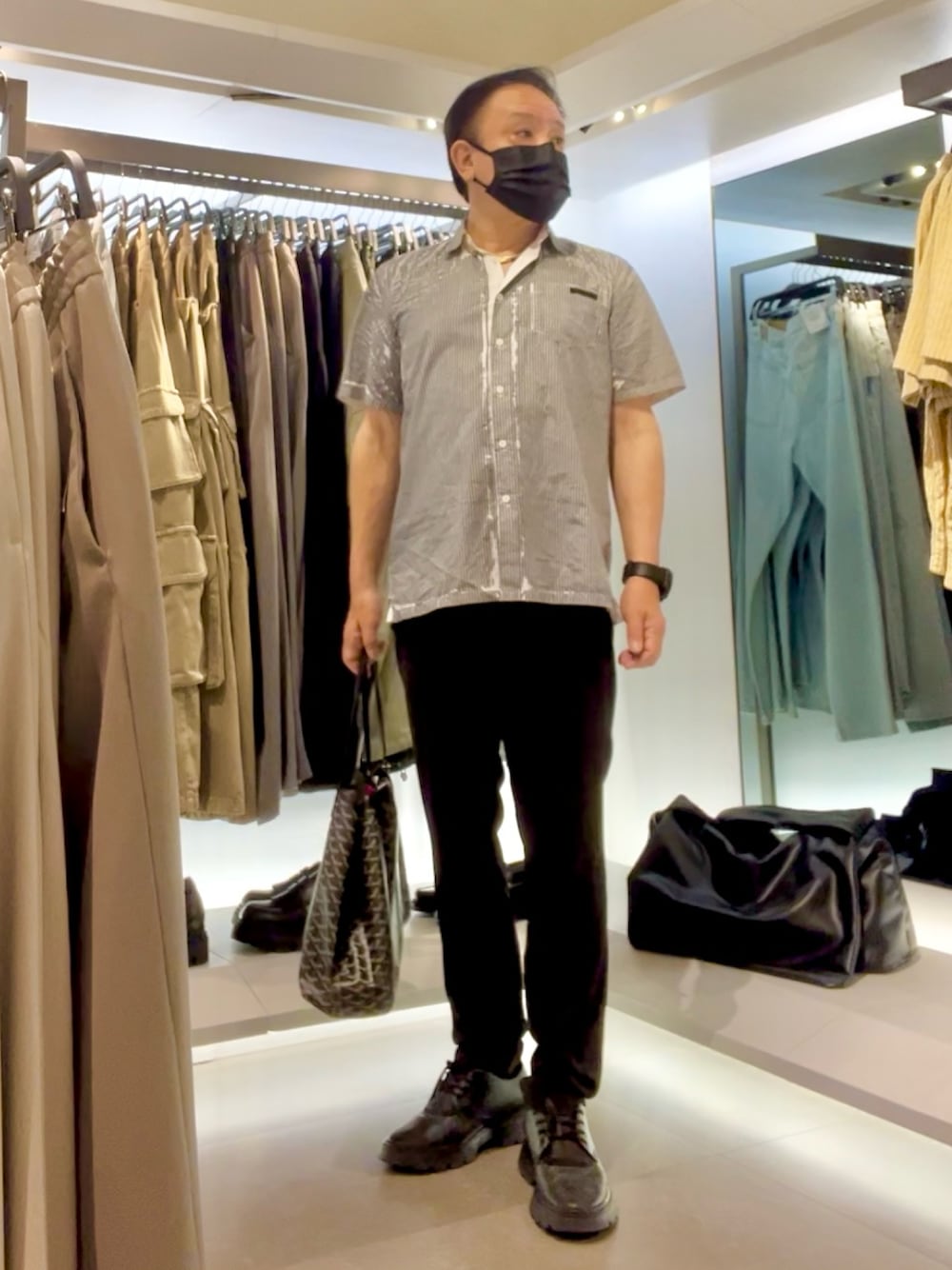 「モノトーン、大人コーデ、JUNRed、LOUIS  VUITTON、PRADA」｜「PRADAのアイテム（シャツ/ブラウス、グレー系）」を使った、かつさん（メンズ・174cm）の夏コーディネートの1枚目の写真