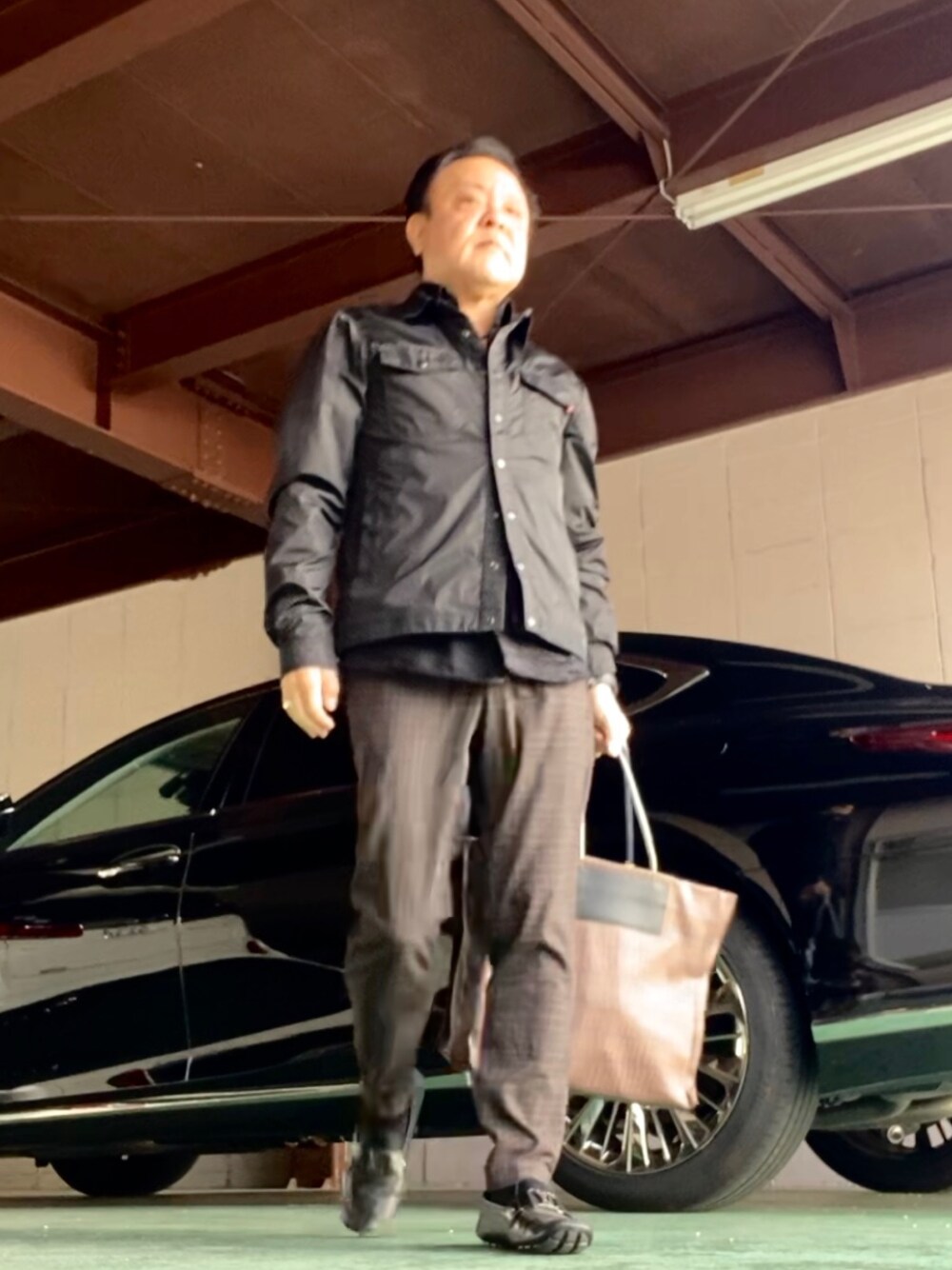 「大人カジュアル、MONCLER、EDIFICE、秋コーデ、LOUIS  VUITTON」｜「EDIFICEのアイテム（スラックス、その他）」を使った、かつさん（メンズ・174cm）の秋コーディネートの1枚目の写真