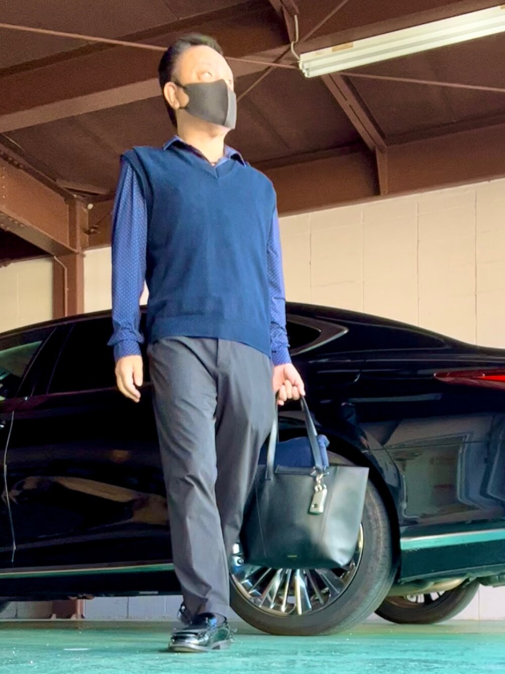 「秋ルック紹介するよ、秋冬コーデ、今日のコーデ、ベスト、メンズファッション、VERSACE、ZARA、ユニクロ、バーバリー」｜「ZARAのアイテム（ベスト、ブルー系）」を使った、かつさん（メンズ・174cm）の秋コーディネートの1枚目の写真