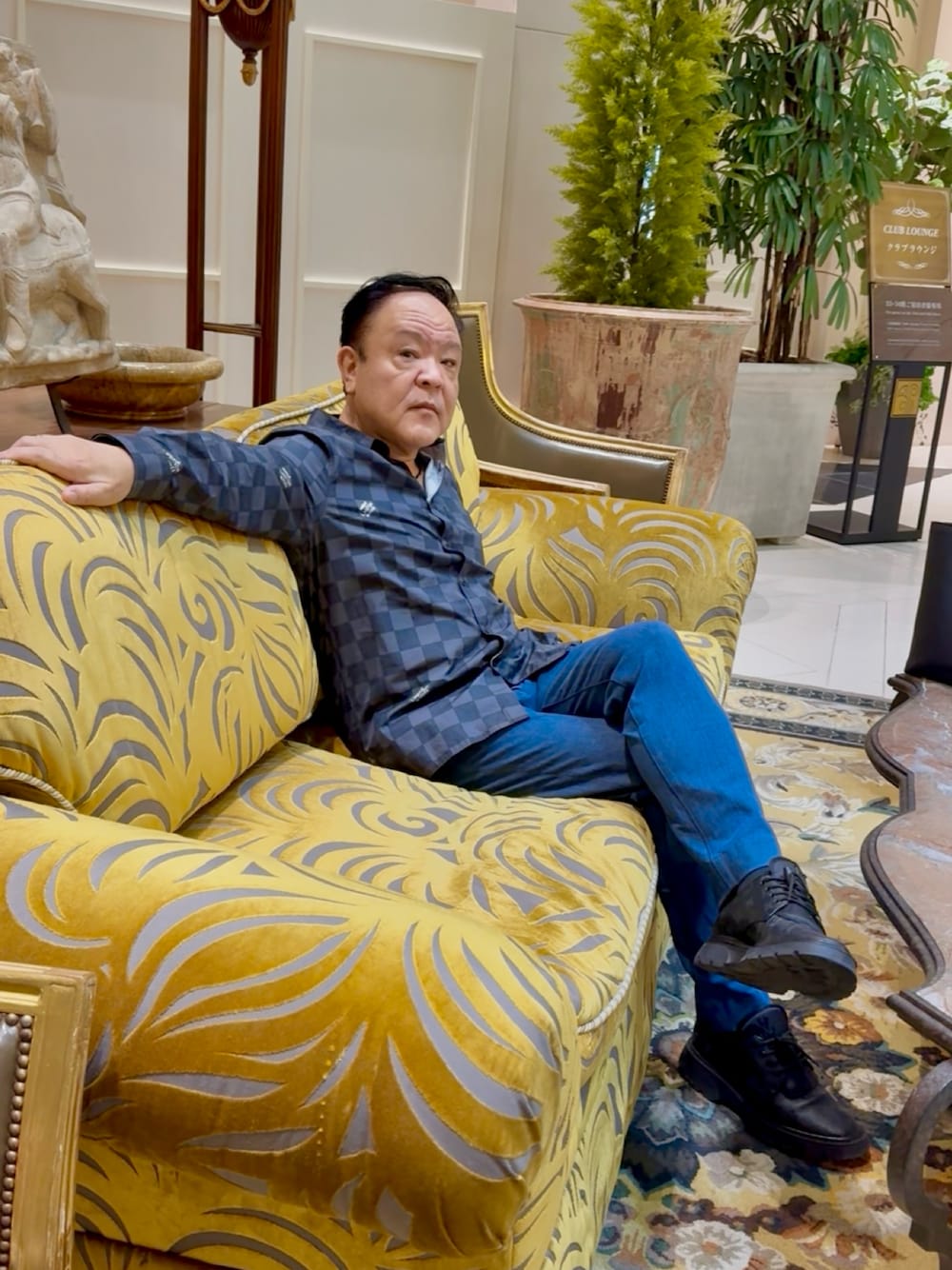 ブルー系のデニムパンツ、ブルー系のシャツ/ブラウス、ブラック系のその他シューズを着用したメンズの秋コーディネートの1枚目の写真