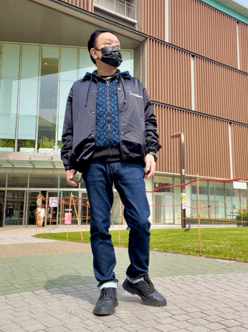 「春のNewスタイル、カジュアルコーデ、大人コーデ、UNIQLO、LOUIS  VUITTON、リラックススタイル、きれいめカジュアル、パーカー」｜「LOUIS VUITTONのアイテム（その他シューズ、ブラック系）」を使った、かつさん（メンズ・174cm）の春コーディネートの1枚目の写真