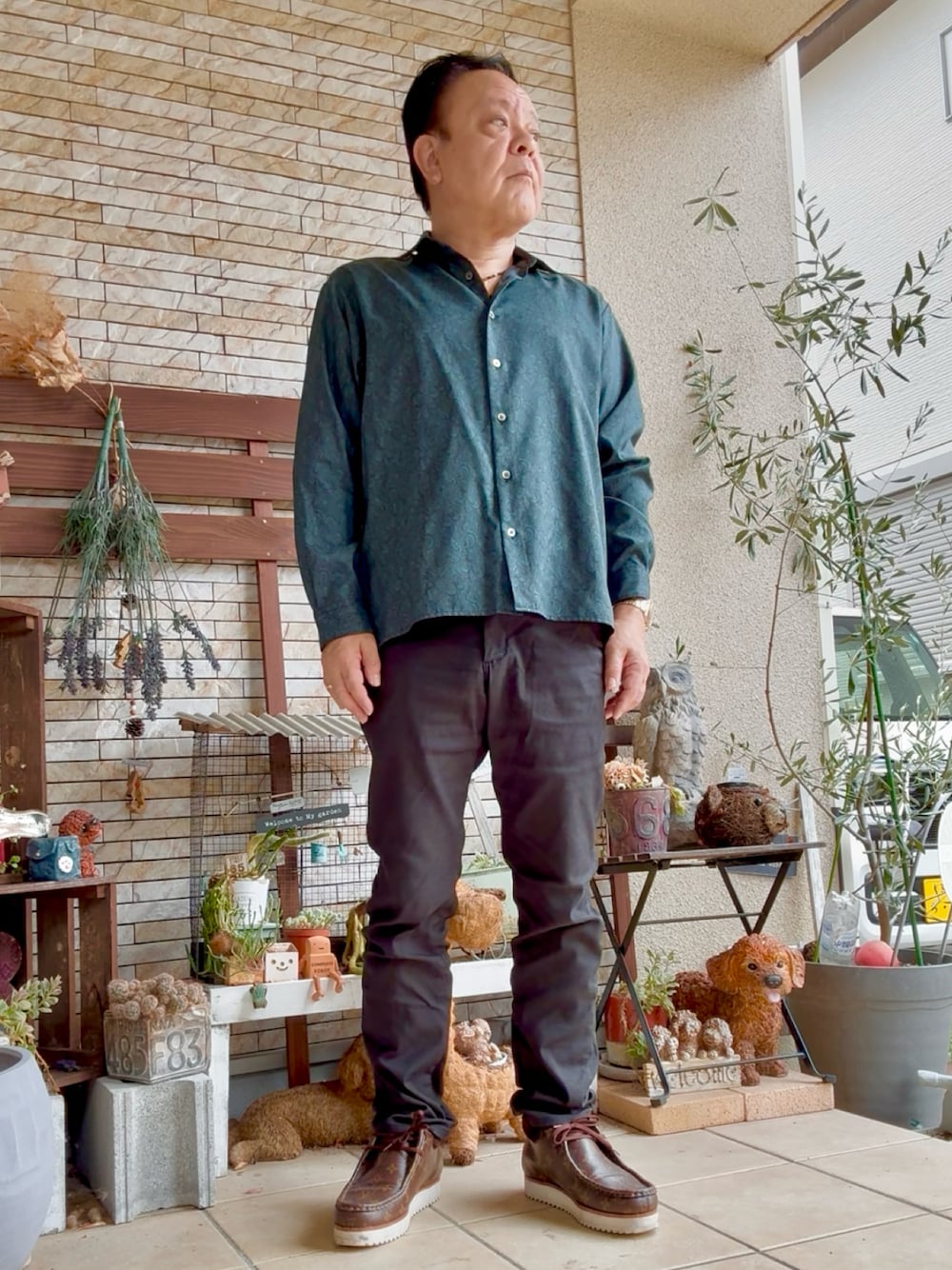 ブラック系のデニムパンツ、グリーン系のシャツ/ブラウス、ブラウン系のブーティを着用したメンズの秋コーディネートの1枚目の写真