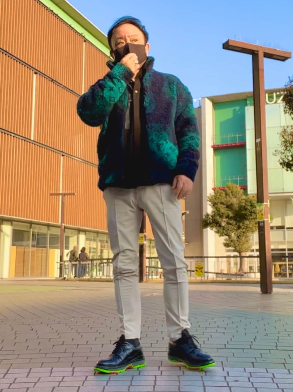「メンズファッション、冬コーデ、大人カジュアル、GRAMICCI、LOUIS  VUITTON、CLANE」｜「Gramicciのアイテム（その他パンツ、ベージュ系）」を使った、かつさん（メンズ・174cm）の冬コーディネートの1枚目の写真