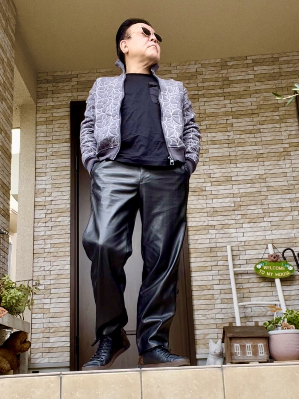 「メンズファッション、オトナカジュアル、LOUIS  VUITTON、ZARA、DIESEL」｜「LOUIS VUITTONのアイテム（その他アウター、グレー系）」を使った、かつさん（メンズ・174cm）の冬コーディネートの1枚目の写真