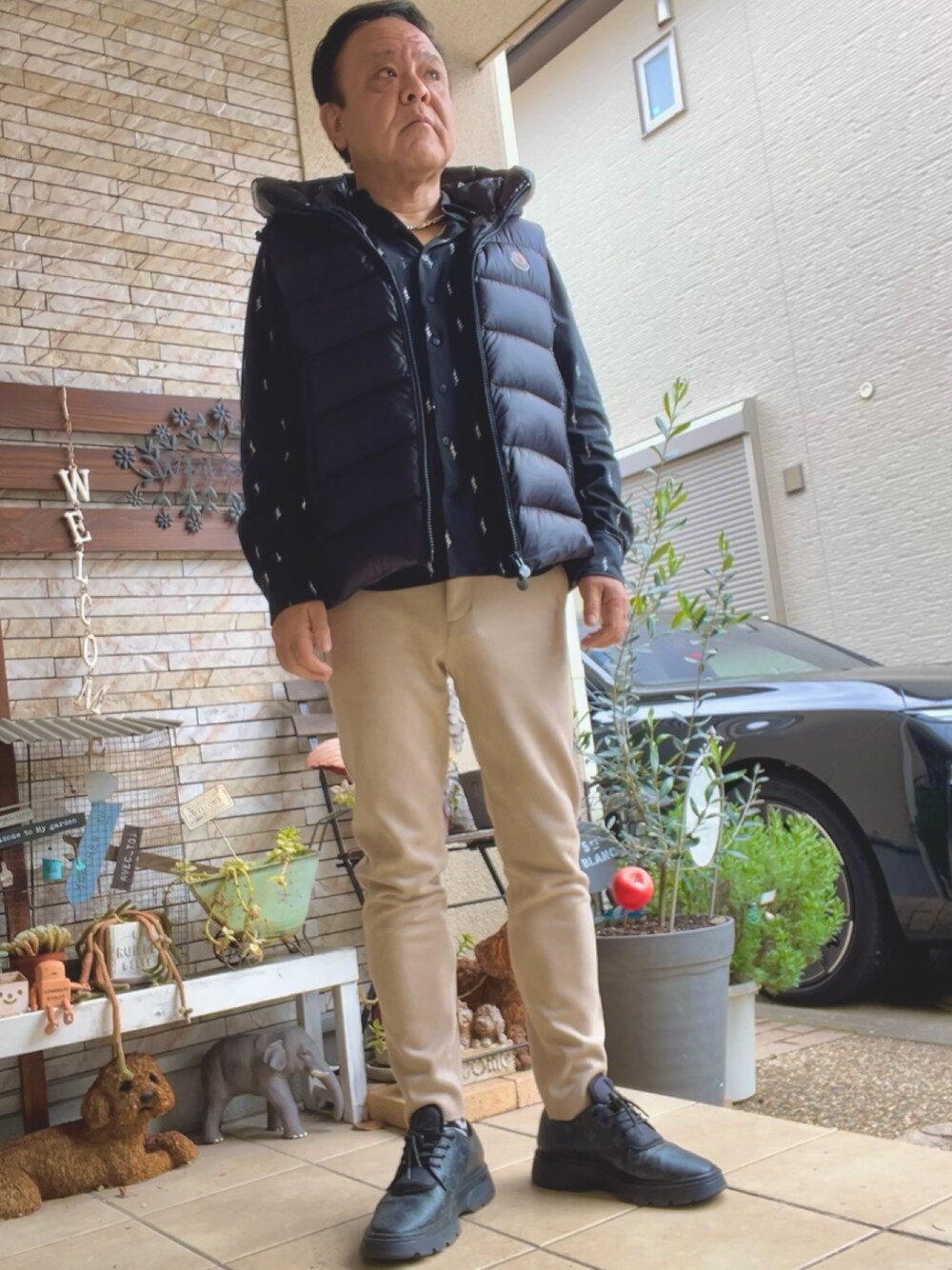 「休日スタイル、キレイめカジュアル、MONCLER、agnes b.、LOUIS  VUITTON、AZUL by moussy、スエードパンツ、春のおしゃ見えテクニック」｜「agnes b.のアイテム（シャツ/ブラウス、ブラック系）」を使った、かつさん（メンズ・174cm）の春コーディネートの1枚目の写真