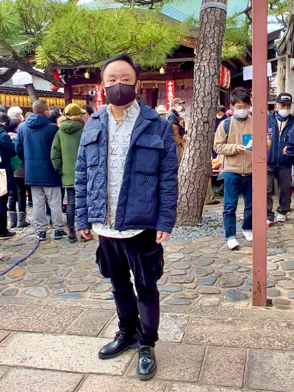 「メンズファッション、大人コーデ、休日スタイル、ダウンジャケット、冬コーデ、LOUIS  VUITTON、Estnation、OFF-WHITE」｜「ESTNATIONのベルベット（カーゴパンツ、ブラック系）」を使った、かつさん（メンズ・174cm）の冬コーディネートの1枚目の写真