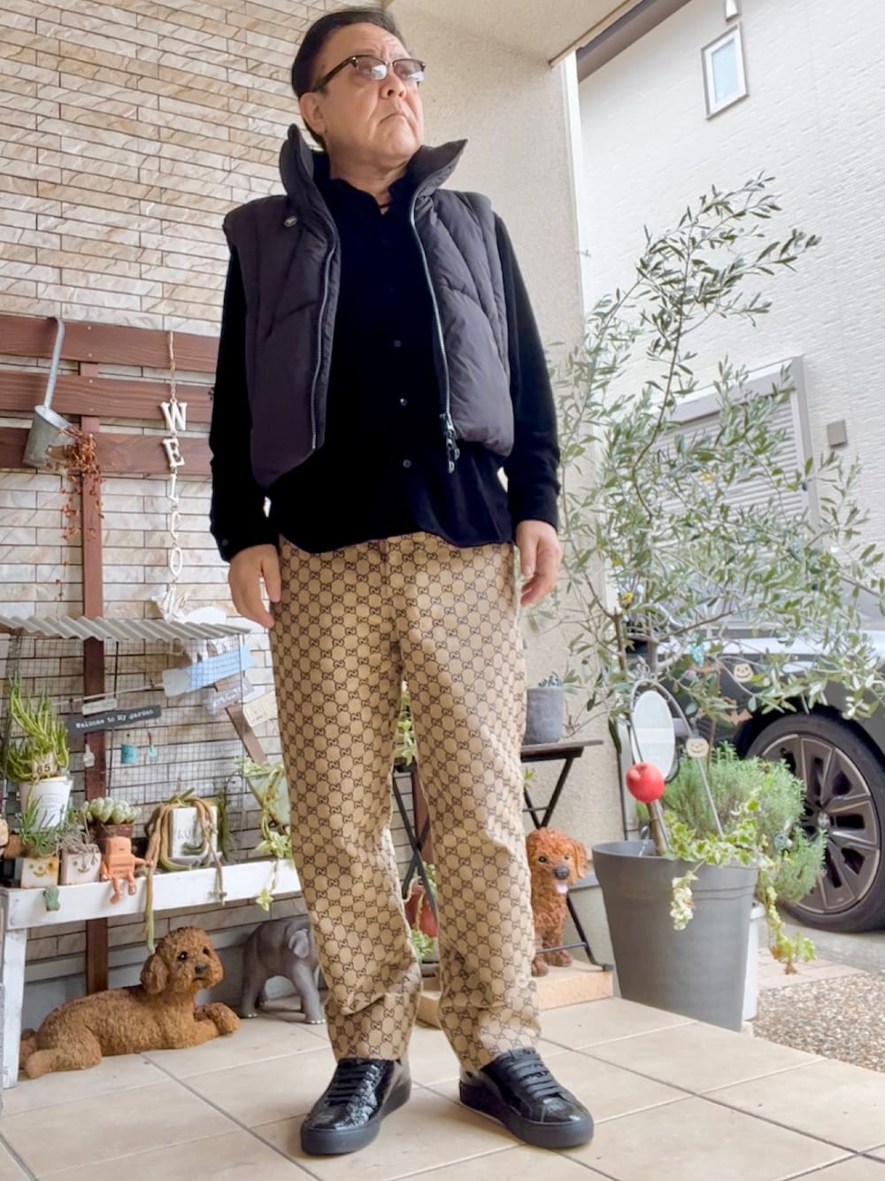 「ファッションを楽しもう、秋冬コーデ、ベルベットシャツ、H&M、GUCCI、ZARA、GIVENCHY」｜「GIVENCHYのアイテム（スニーカー、ブラック系）」を使った、かつさん（メンズ・174cm）の秋コーディネートの1枚目の写真