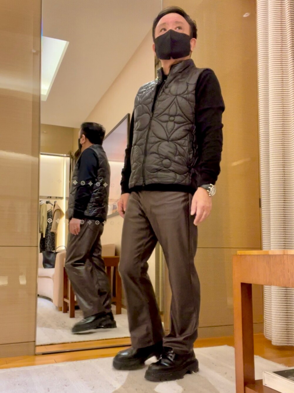 「今日のコーデ、冬コーデ、大人カジュアル、メンズファッション、LOUIS  VUITTON、DSQUARED2、Wrangler」｜「LOUIS VUITTONのアイテム（ダウンベスト、ブラック系）」を使った、かつさん（メンズ・174cm）の冬コーディネートの1枚目の写真