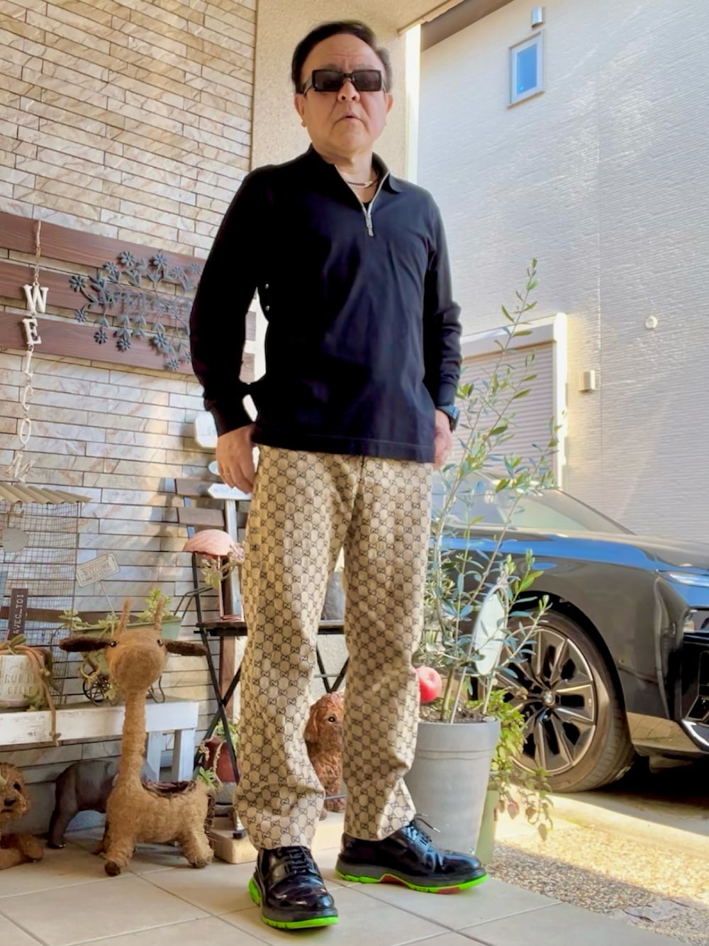 「お出かけコーデ、大人カジュアル、GIVENCHY、GUCCI、LOUIS  VUITTON、春ファッション、ポロシャツ」｜「GIVENCHYのアイテム（ポロシャツ、ブラック系）」を使った、かつさん（メンズ・174cm）の春コーディネートの1枚目の写真