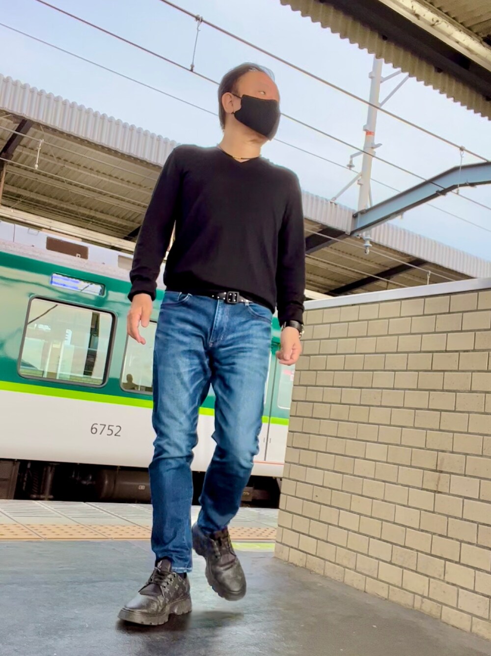 「大人カジュアル、DSQUARED2、Bershka、LouisVuitton、大人コーデ」｜「Bershkaのアイテム（デニムパンツ、ブルー系）」を使った、かつさん（メンズ・174cm）の夏コーディネートの1枚目の写真