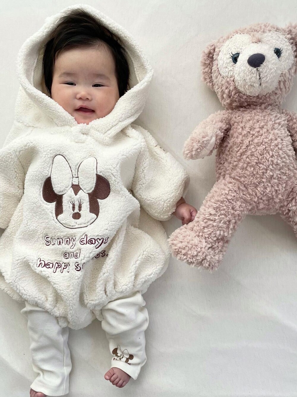 ホワイト系のロンパース、ホワイト系のレギンス/スパッツを着用したキッズの冬コーディネートの1枚目の写真