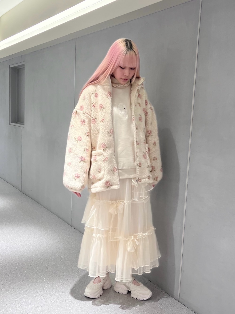 ピンク系のブルゾン、ベージュ系のスウェット、ホワイト系のニット/セーターを着用したレディースの冬コーディネートの1枚目の写真