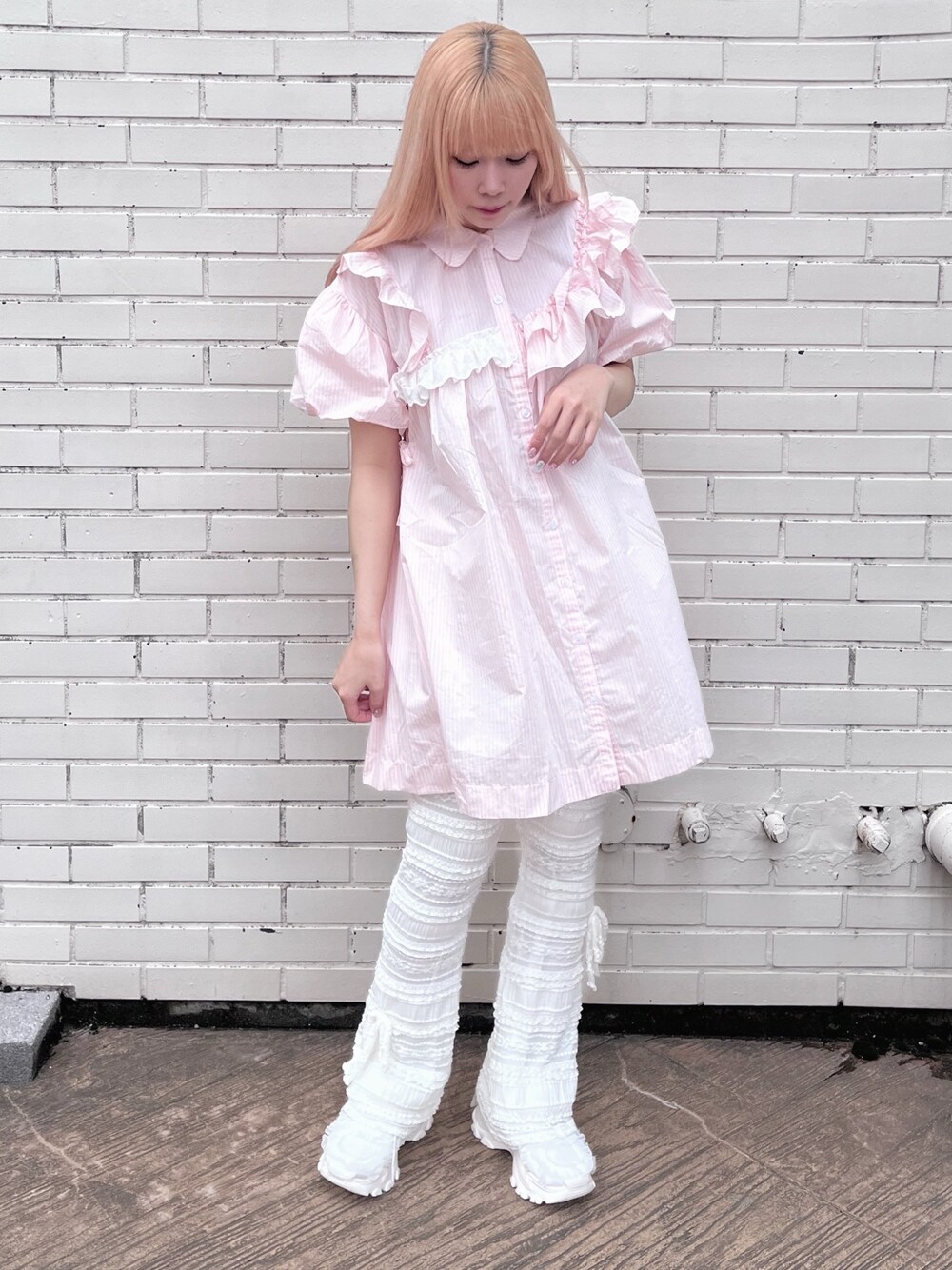 ピンク系のワンピース、ホワイト系のその他パンツ、ホワイト系のスニーカーを着用したレディースの春コーディネートの1枚目の写真