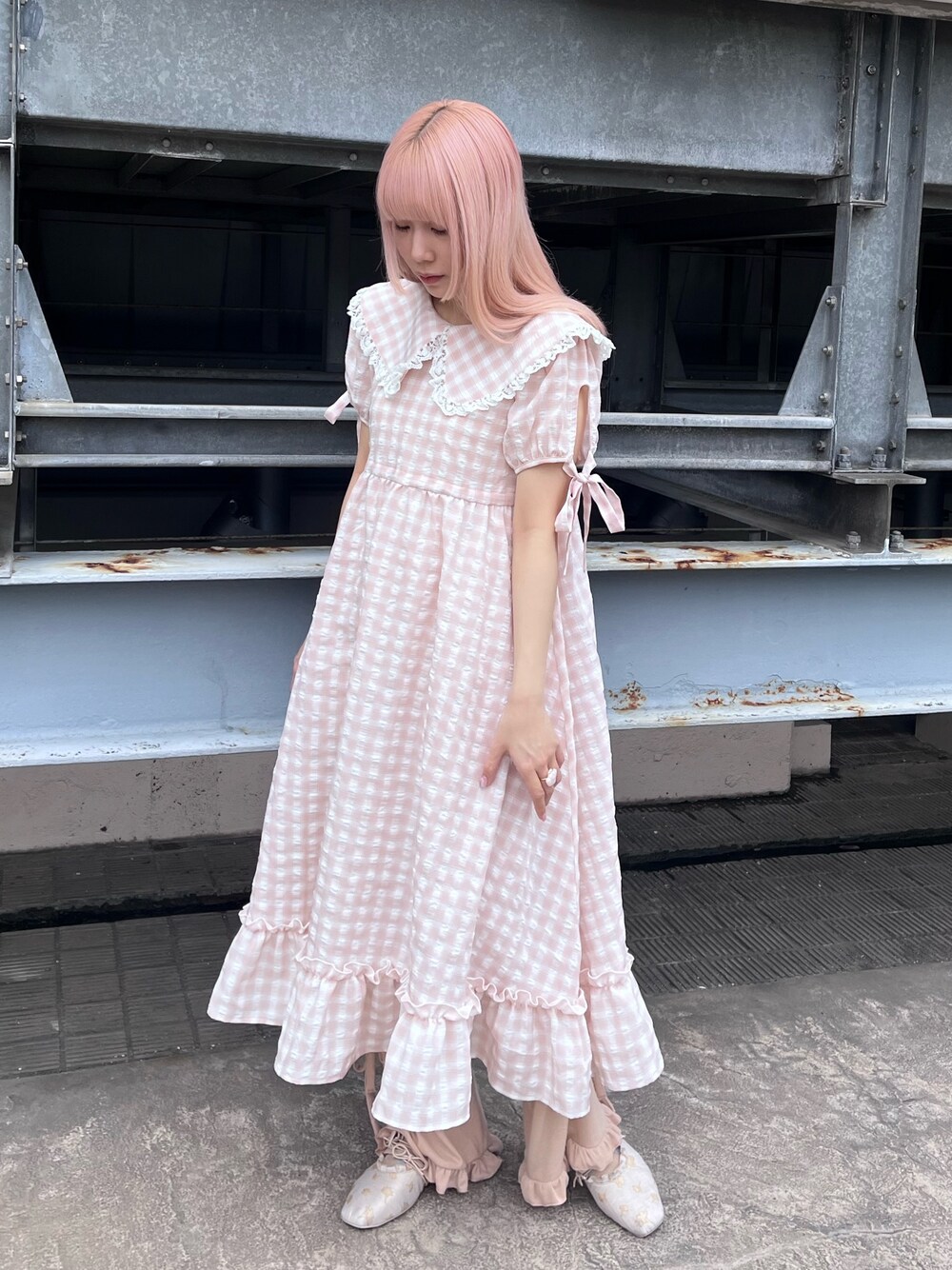 ピンク系のワンピース、ピンク系のスウェットパンツ、ゴールド系のバレエシューズを着用したレディースの春コーディネートの1枚目の写真