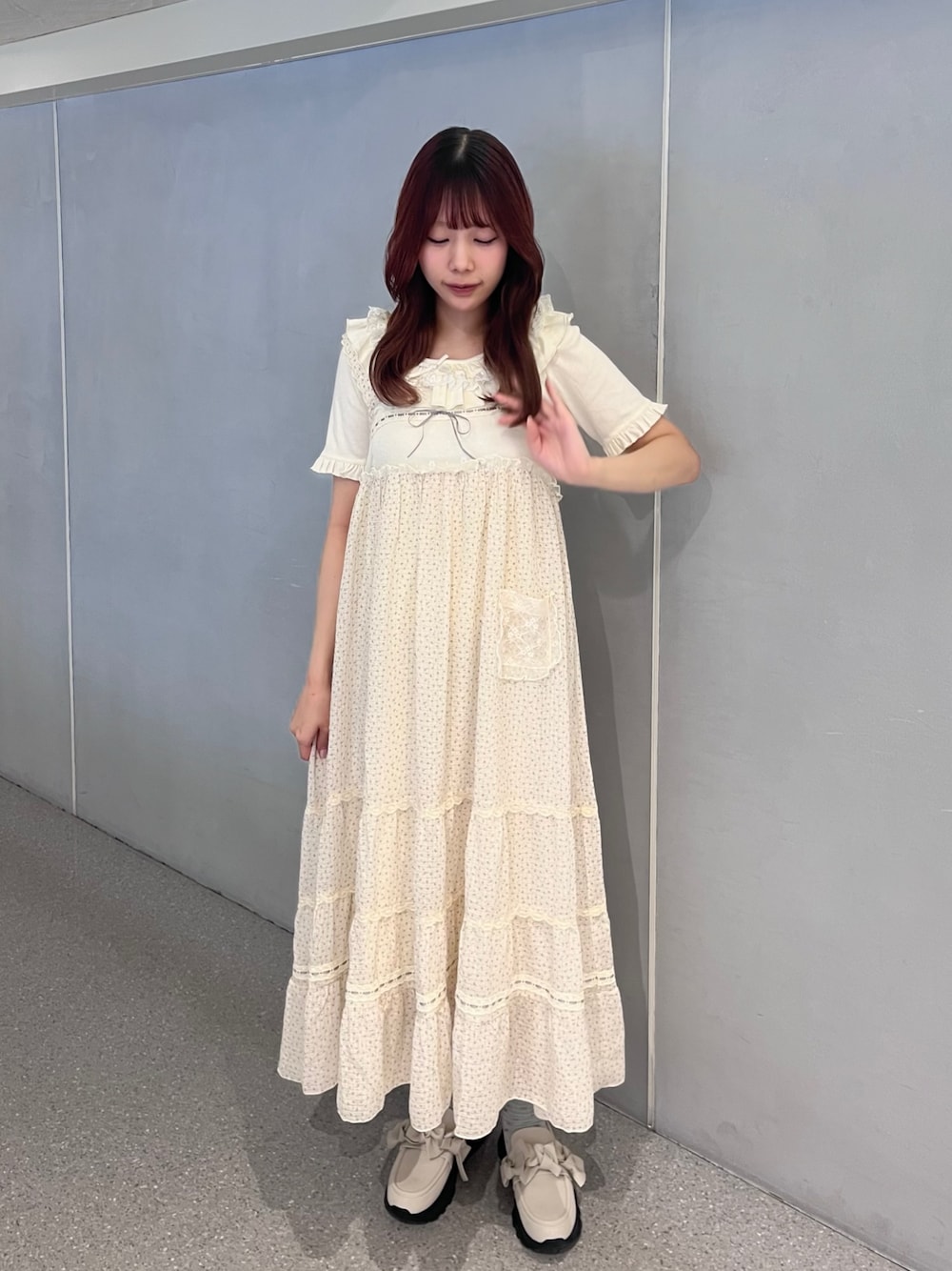 ホワイト系のワンピース、ホワイト系のTシャツ/カットソー、ホワイト系のスニーカーを着用したレディースの春コーディネートの1枚目の写真