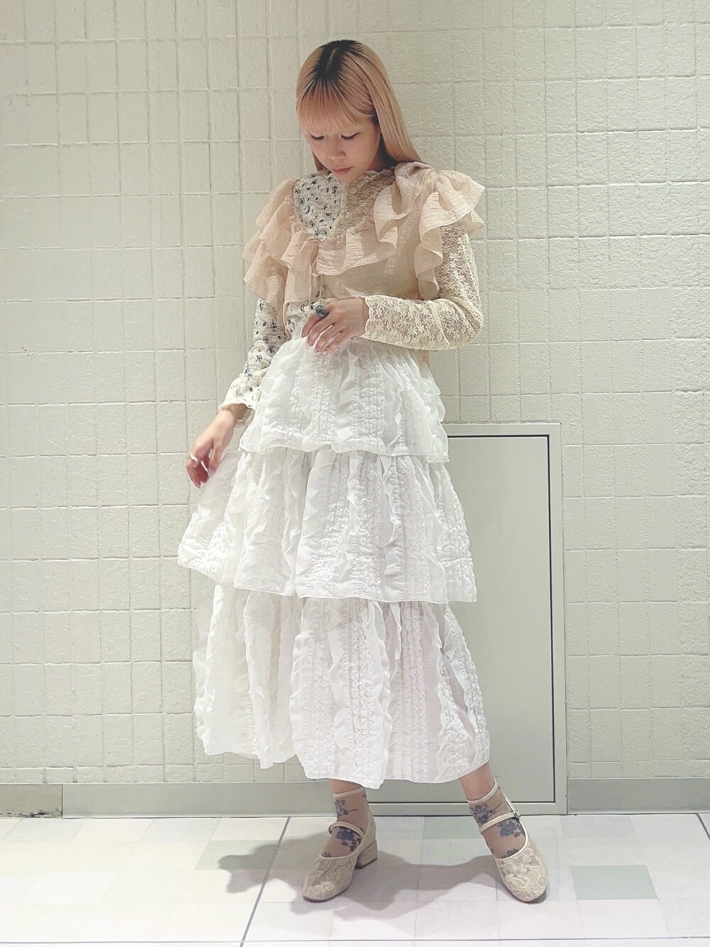 ホワイト系のTシャツ/カットソー、ピンク系のTシャツ/カットソー、ホワイト系のスカートを着用したレディースの夏コーディネートの1枚目の写真