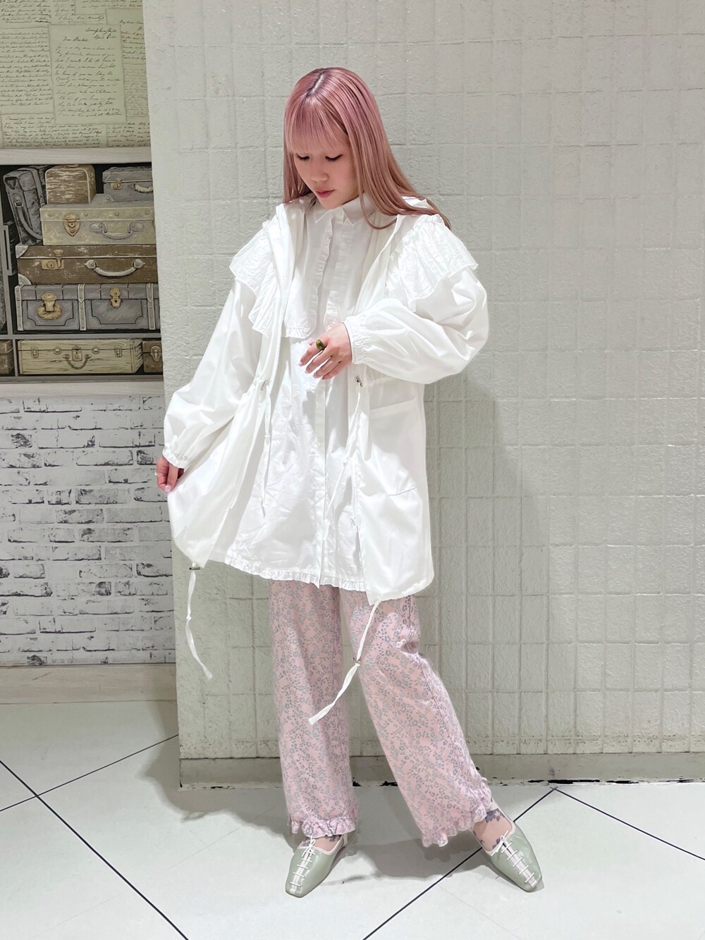 「merry jennyのフリルマウンテンパーカー（マウンテンパーカー、ホワイト系）」を使った、tomomiさん（レディース・163cm）の春コーディネートの1枚目の写真
