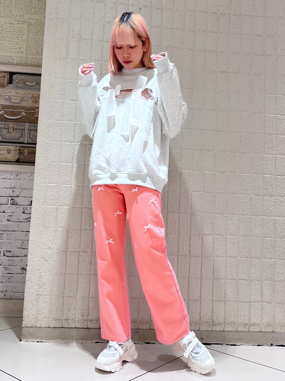 ホワイト系のスウェット、ピンク系のTシャツ/カットソー、ピンク系のデニムパンツを着用したレディースの冬コーディネートの1枚目の写真