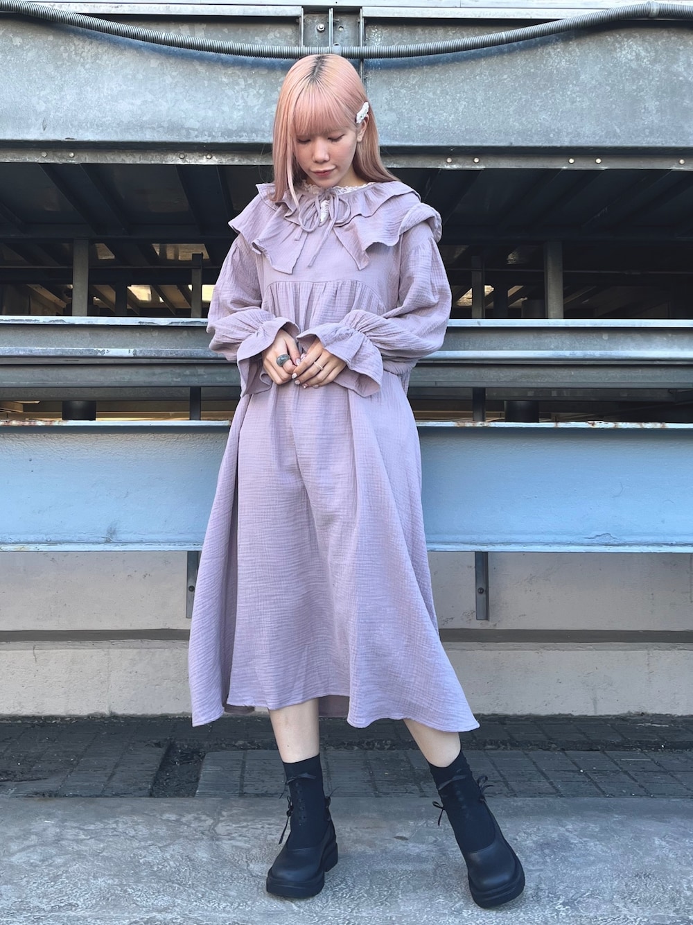 ピンク系のTシャツ/カットソー、ピンク系のワンピース、ブラック系のブーツを着用したレディースの夏コーディネートの1枚目の写真