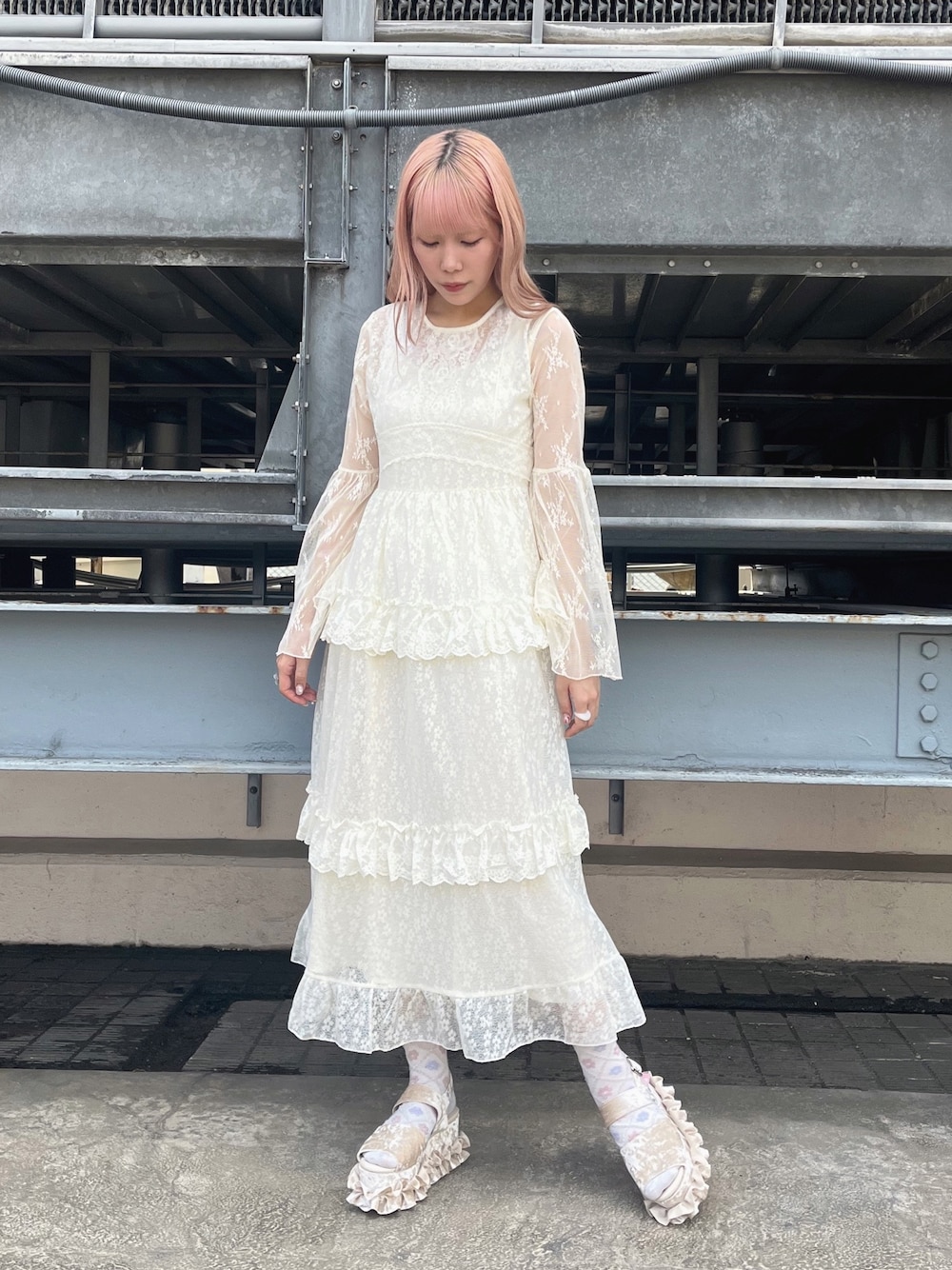 ホワイト系のワンピース、ホワイト系のサンダルを着用したレディースの夏コーディネートの1枚目の写真