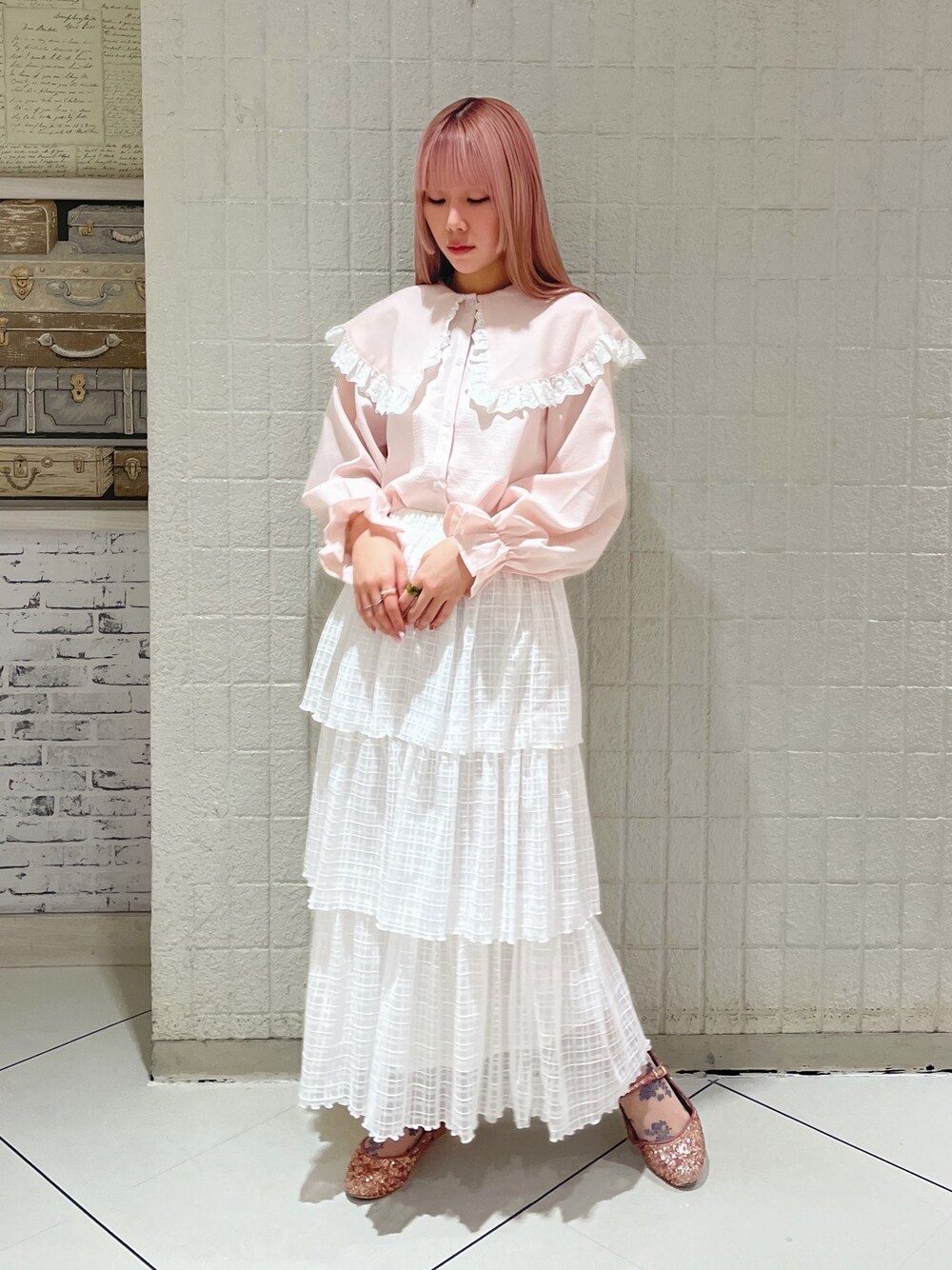 ピンク系のシャツ/ブラウス、ホワイト系のスカート、ピンク系のパンプスを着用したレディースの春コーディネートの1枚目の写真