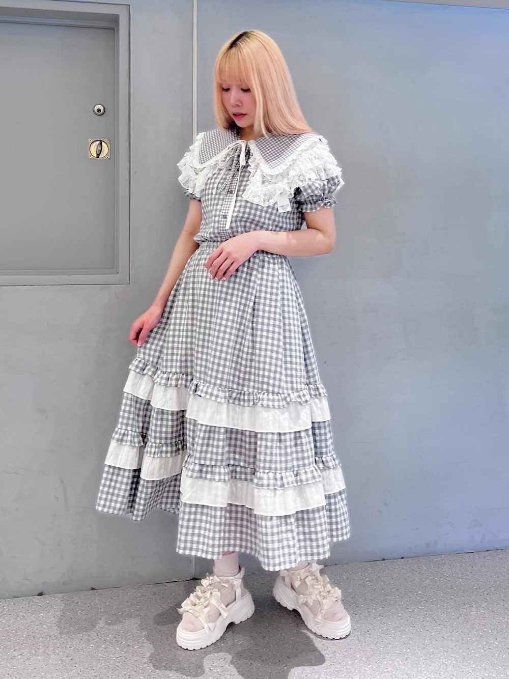 グレー系のシャツ/ブラウス、グレー系のスカート、ホワイト系のサンダルを着用したレディースの春コーディネートの1枚目の写真