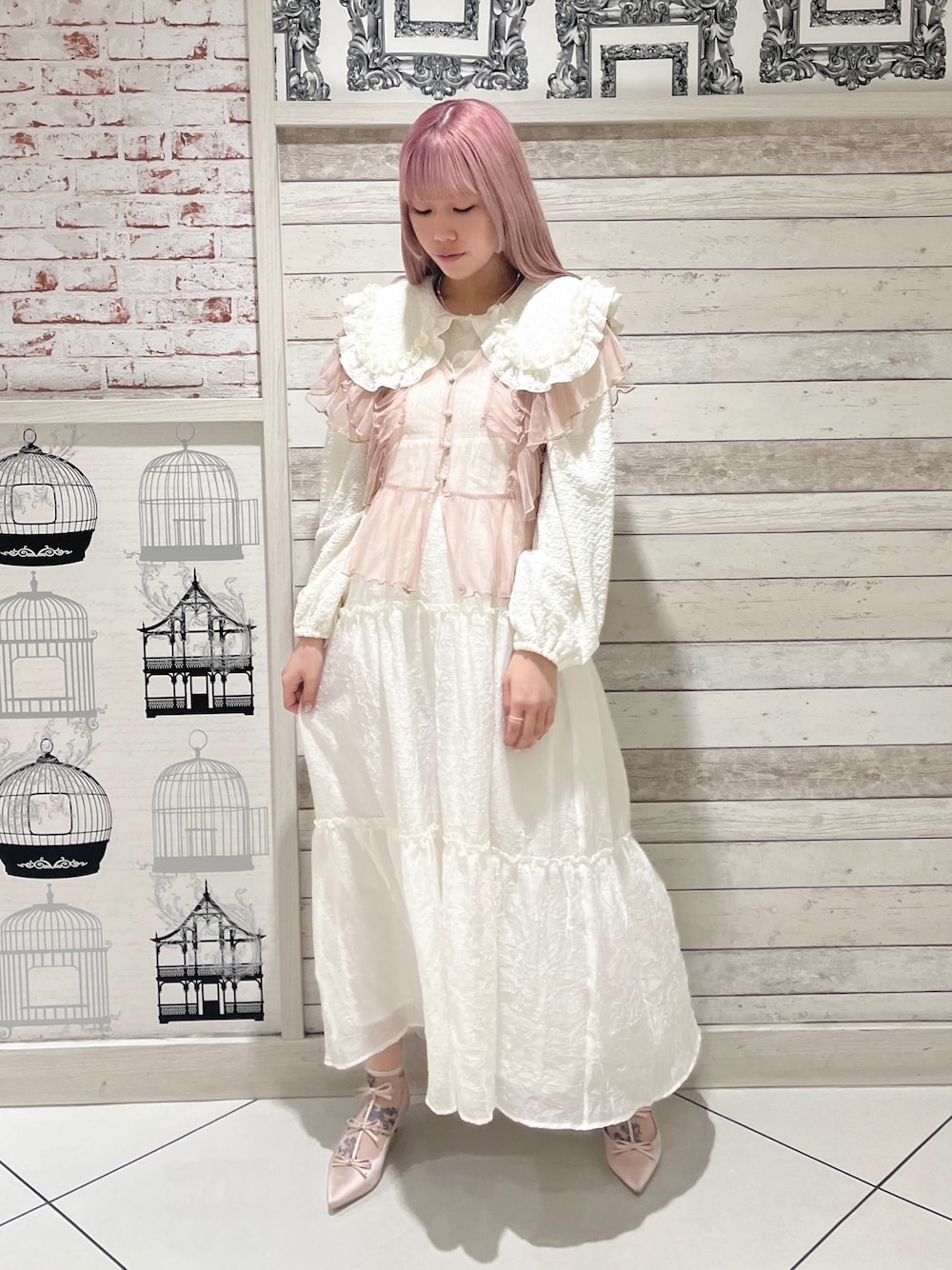 ホワイト系のTシャツ/カットソー、ベージュ系のシャツ/ブラウス、ホワイト系のワンピースを着用したレディースの春コーディネートの1枚目の写真